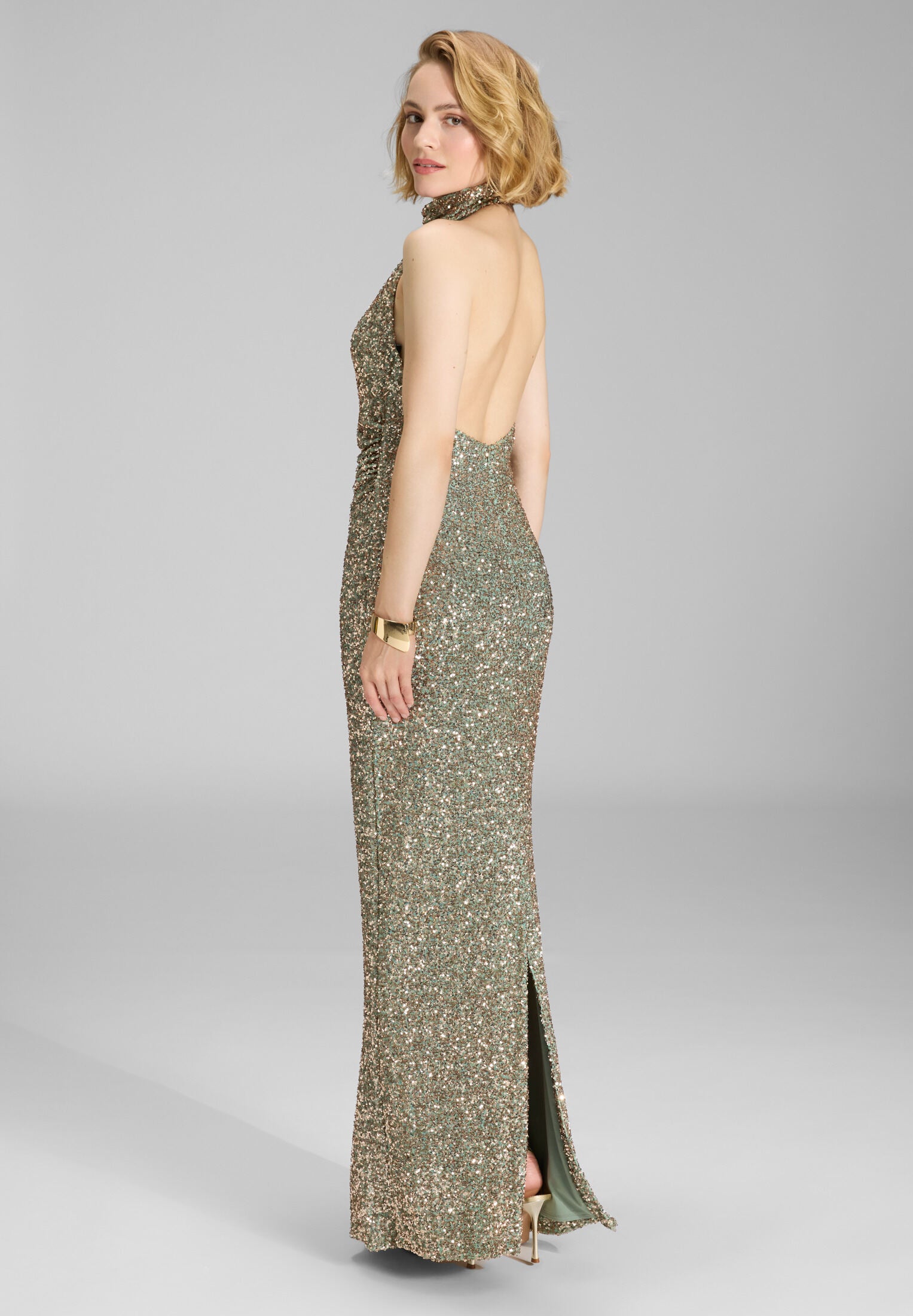 Figurbetontes Paillettenkleid mit Drapierung am Kragen