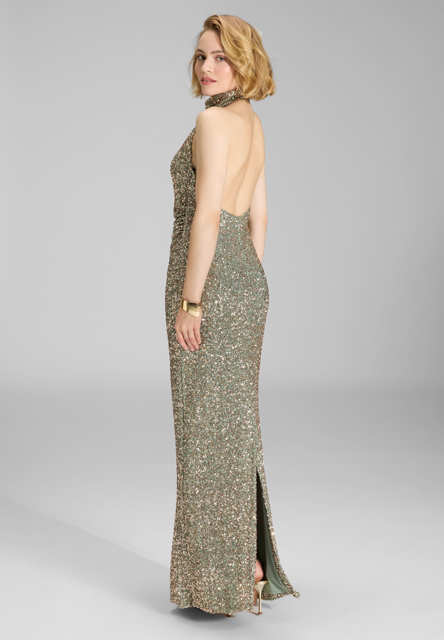 Figurbetontes Paillettenkleid mit Drapierung am Kragen