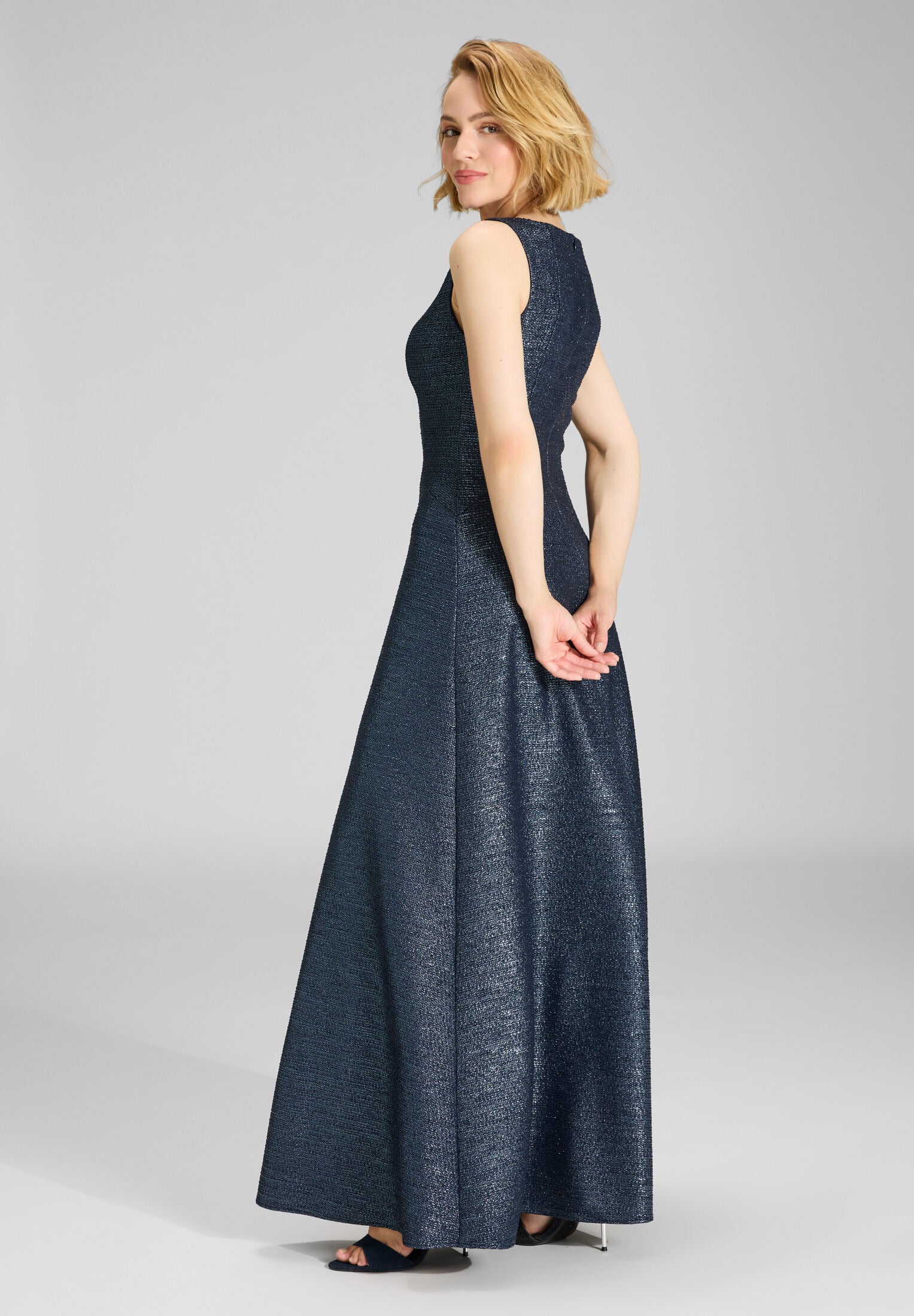 Robiges Abendkleid aus foliertem Jersey in Bouclé Optik