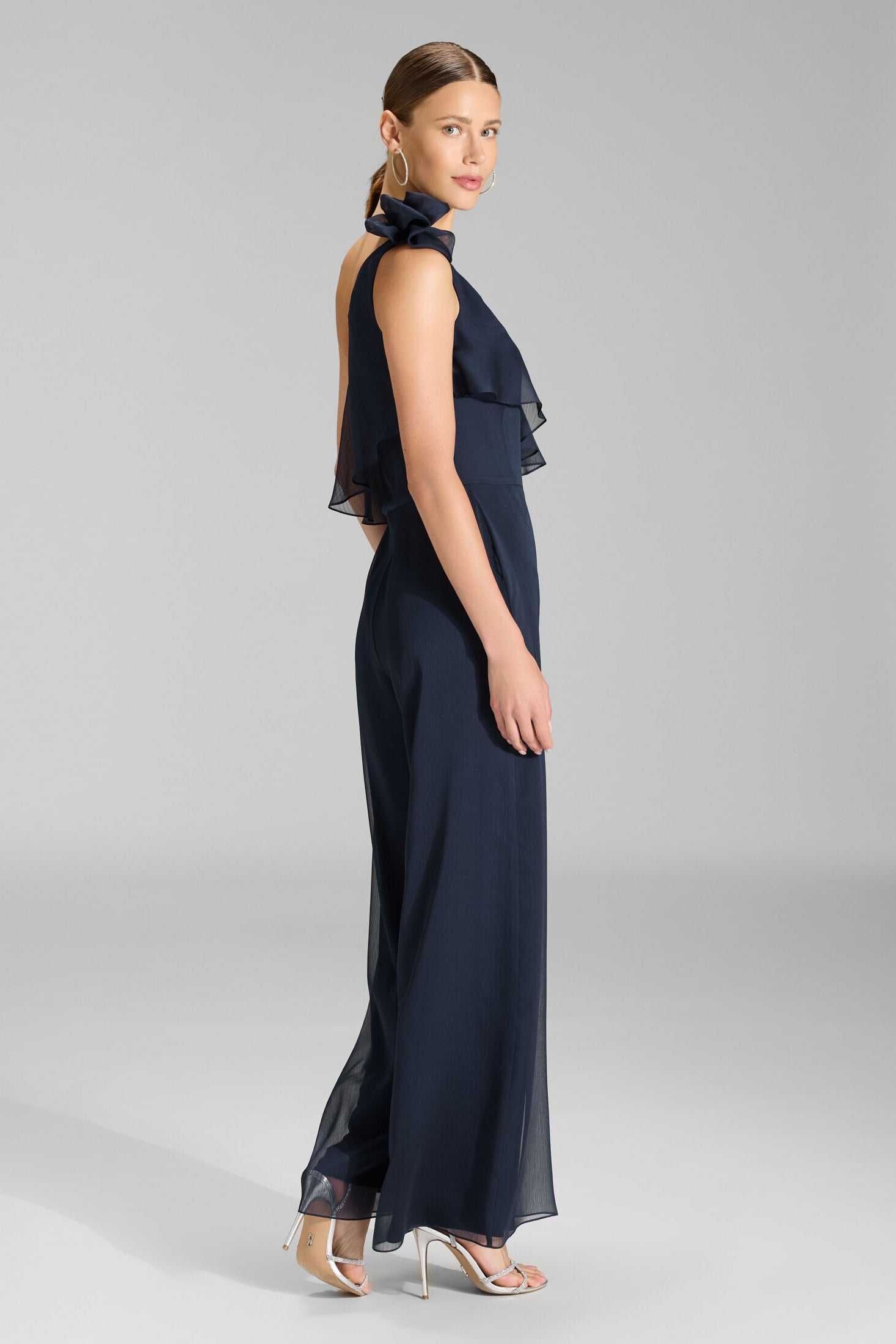 One-Shoulder Jumpsuit aus Crinkle Chiffon mit Blüte