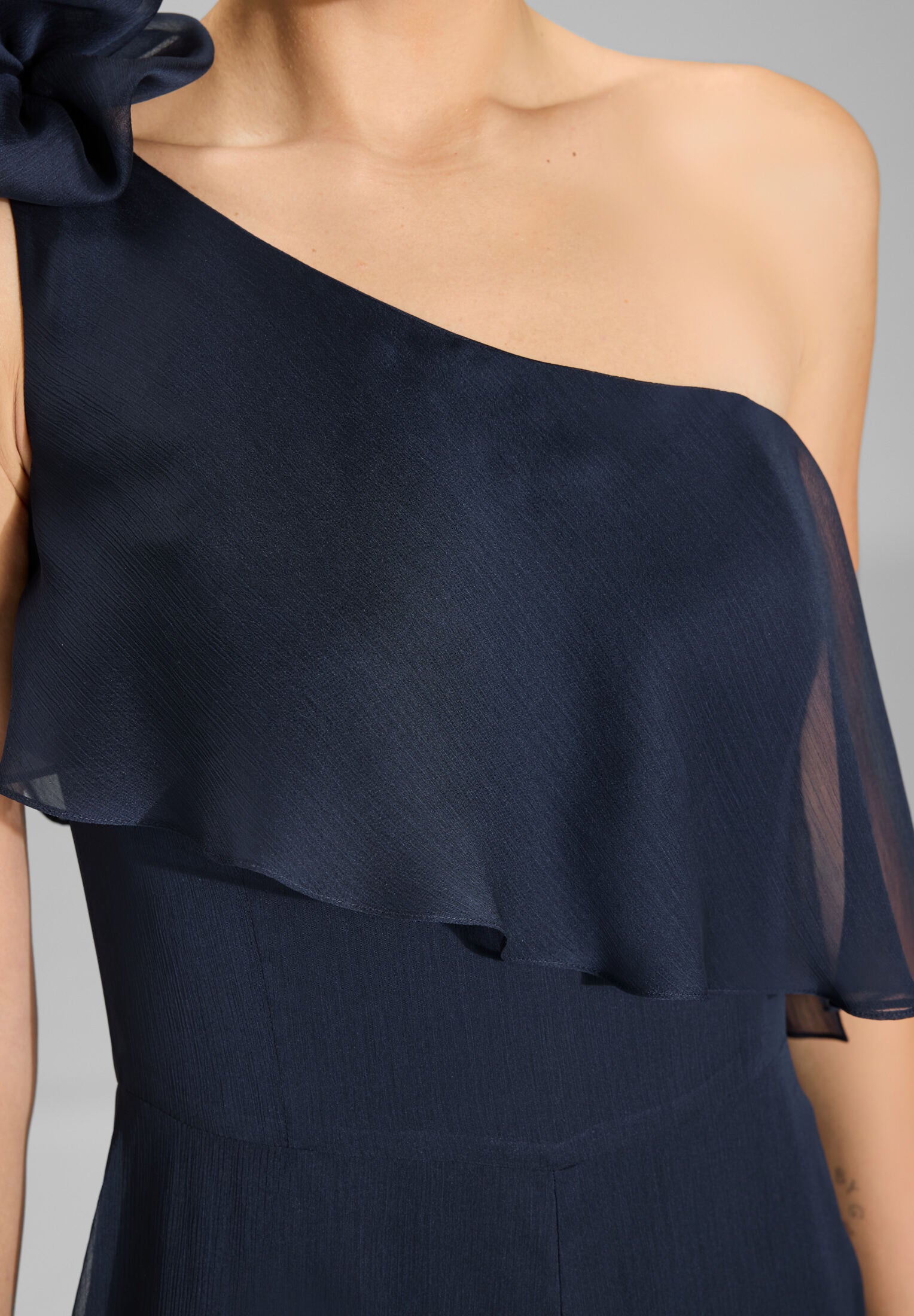 One-Shoulder Jumpsuit aus Crinkle Chiffon mit Blüte