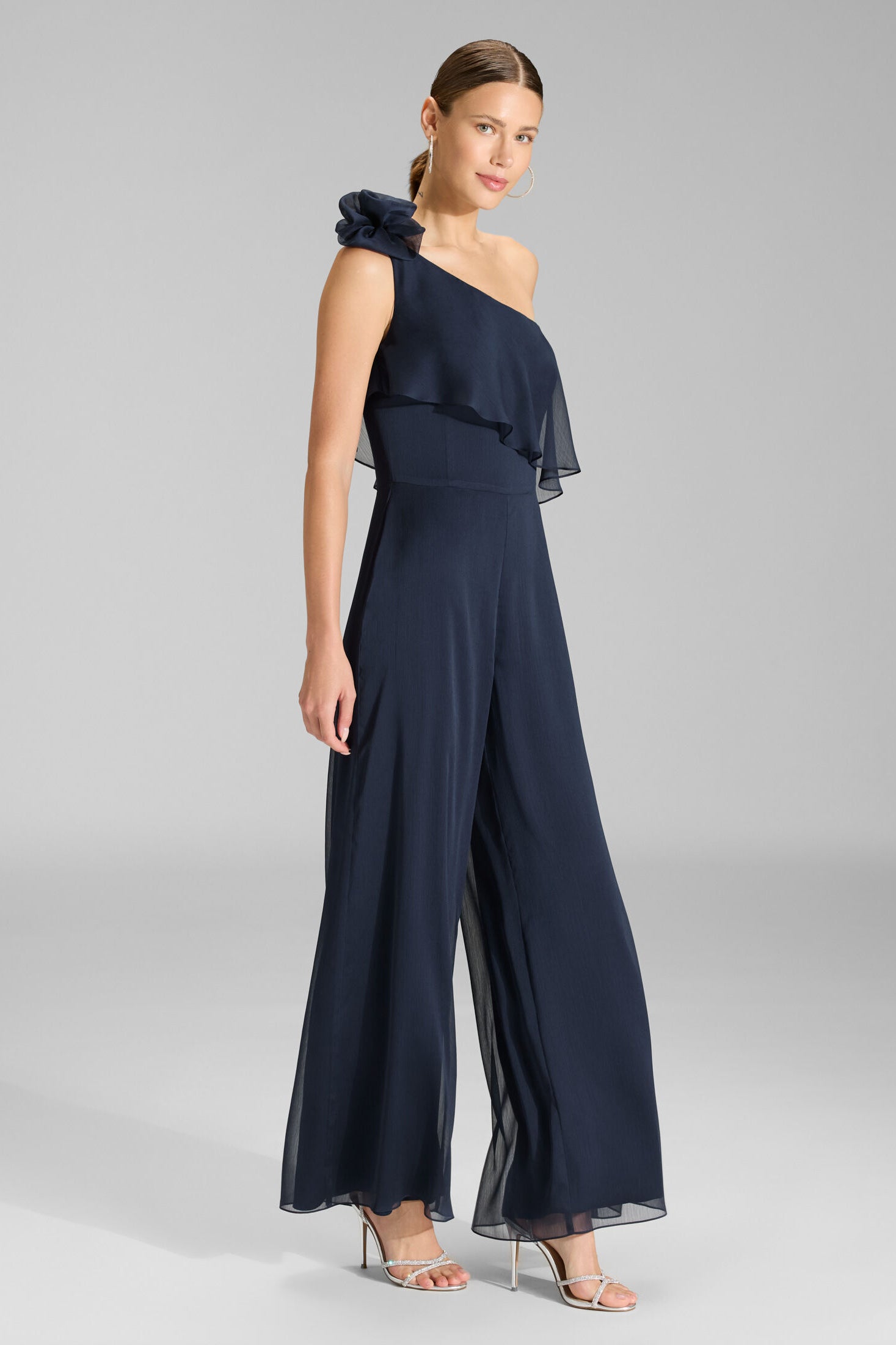 One-Shoulder Jumpsuit aus Crinkle Chiffon mit Blüte
