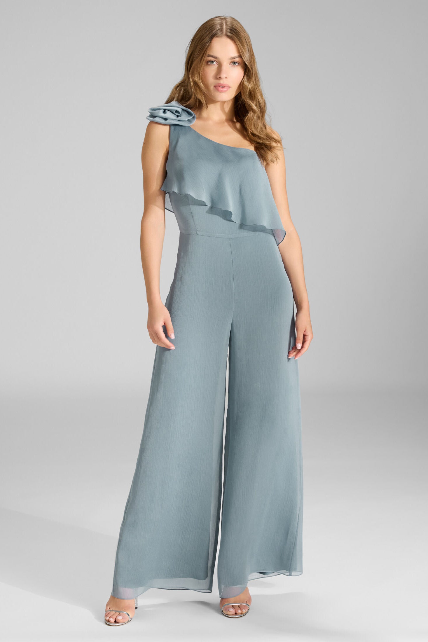 One-Shoulder Jumpsuit aus Crinkle Chiffon mit Blüte ice blue
