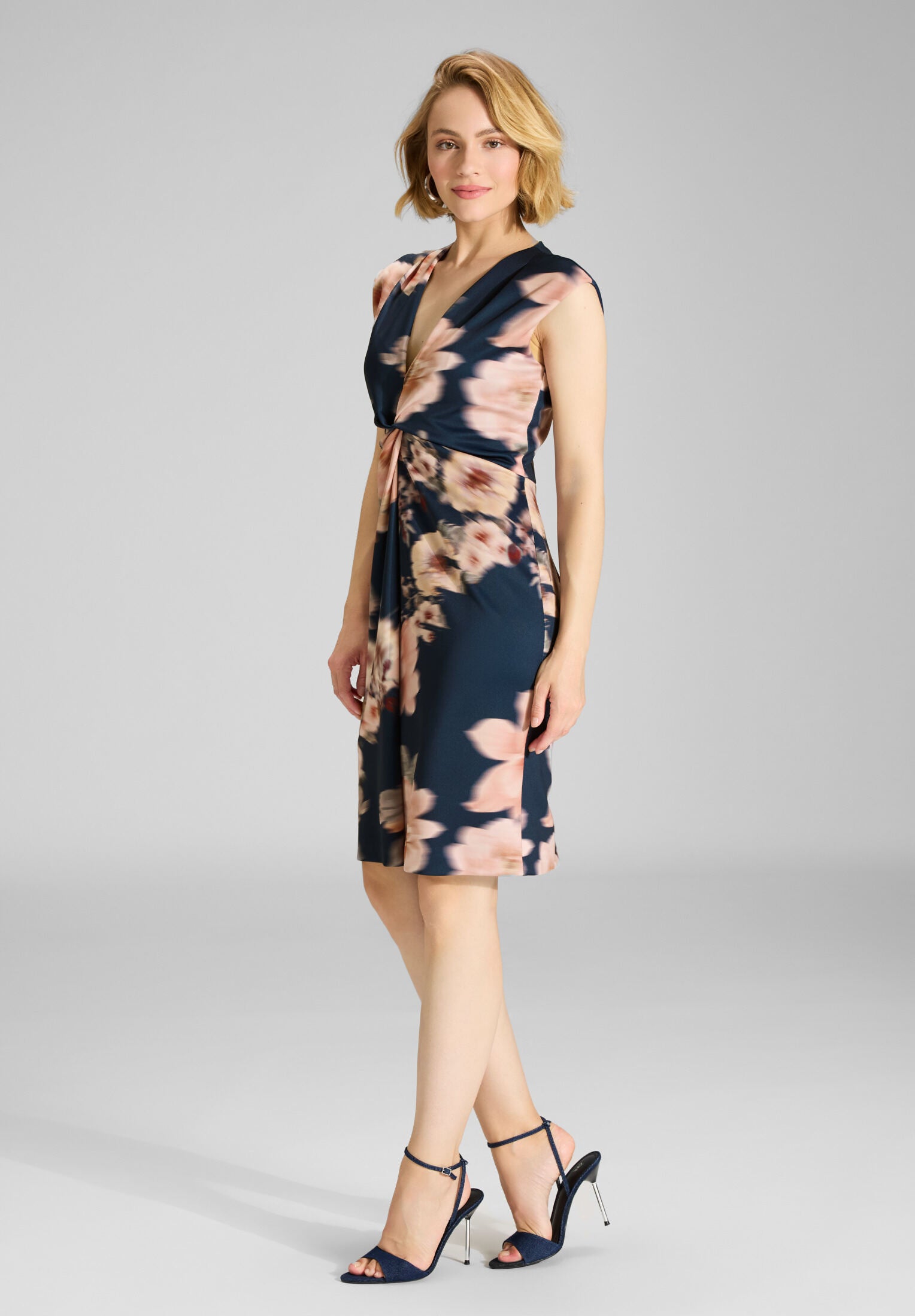 Etuikleid aus floral bedrucktem Scuba mit Knoten Detail