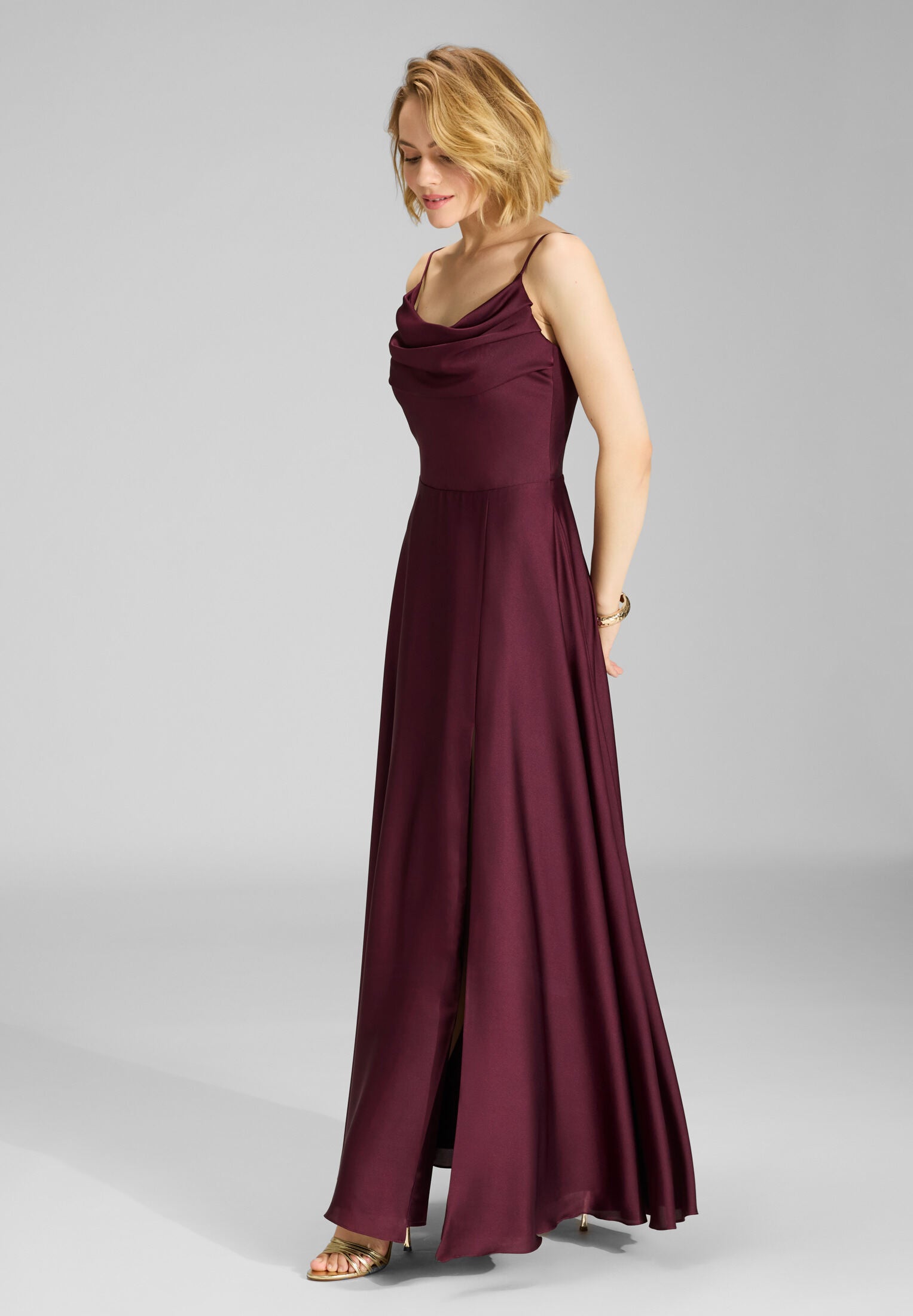 Abendkleid aus nachhaltigem Satin mit Wasserfall-Ausschnitt und Beinschlitz merlot red