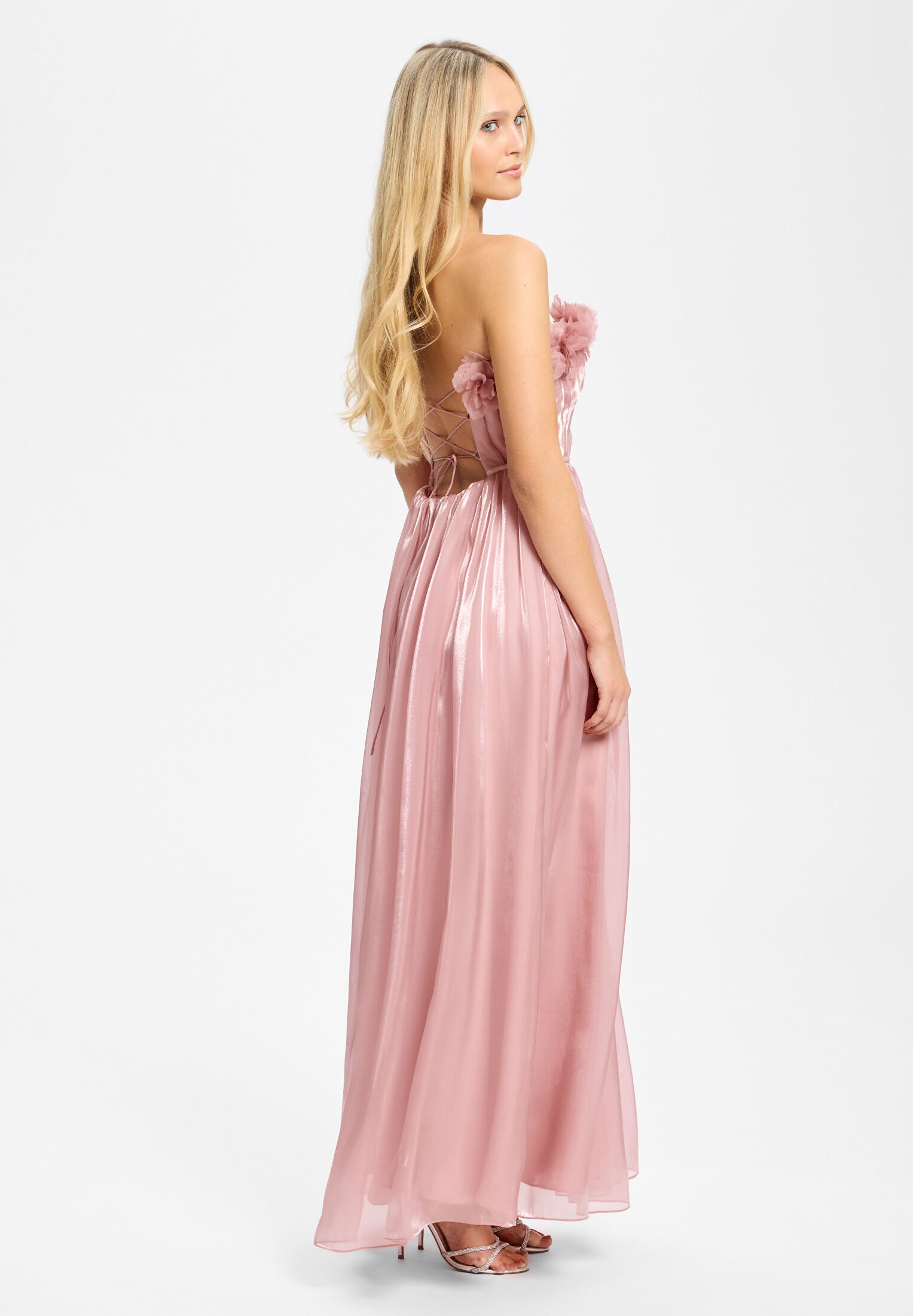 Organzakleid mit floralen Details