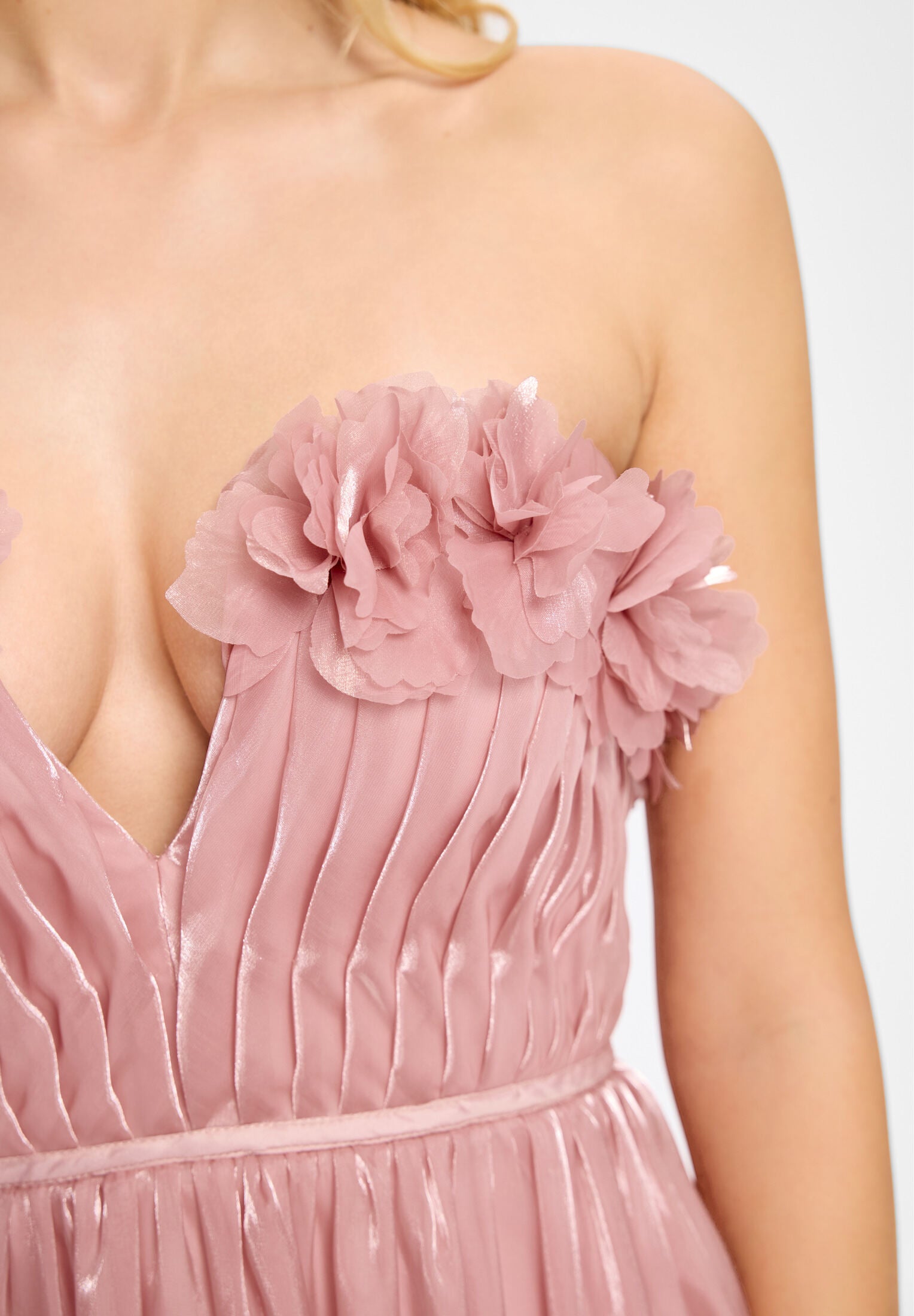 Organzakleid mit floralen Details