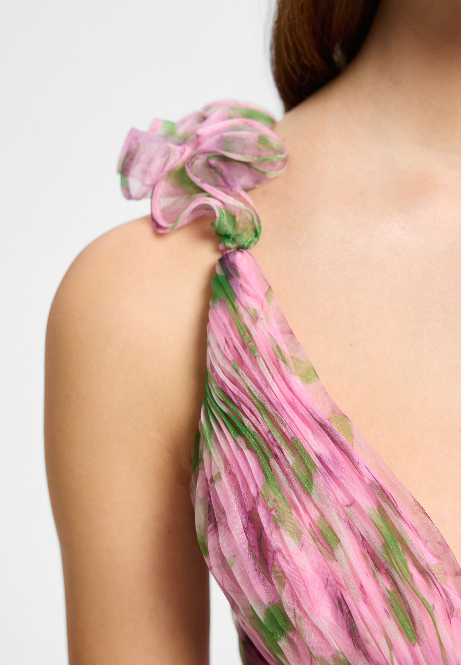 Abendkleid mit floralem Print und Rüschendetails