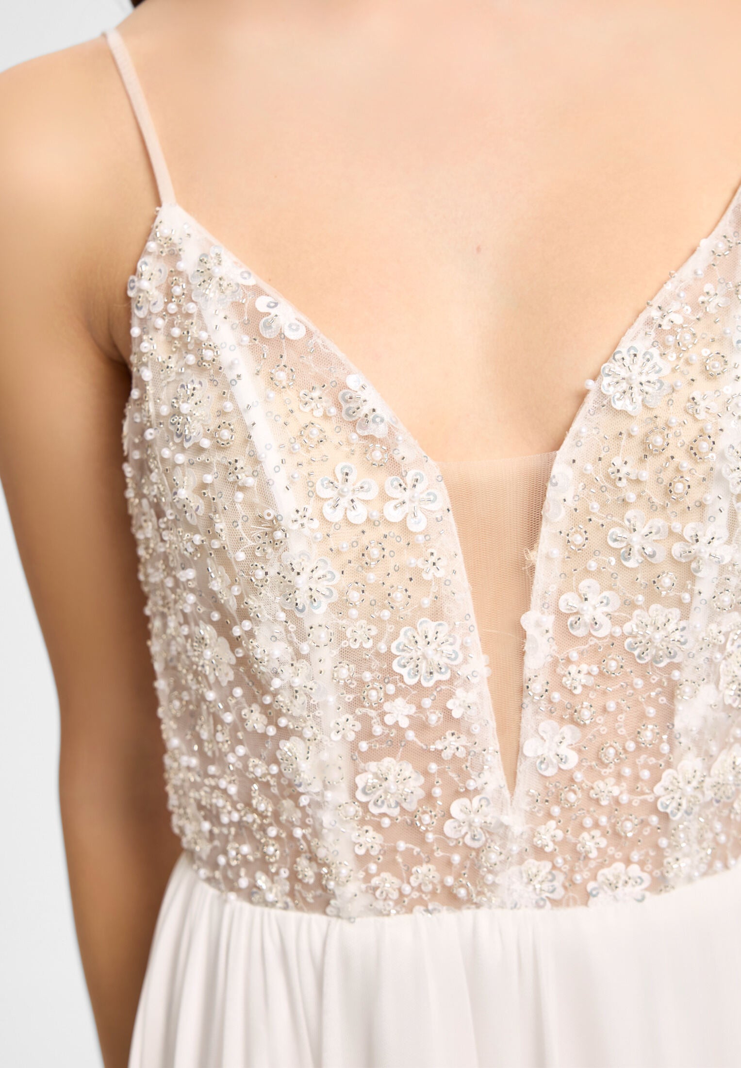 Bodenlanges Abendkleid mit filigraner Stickerei