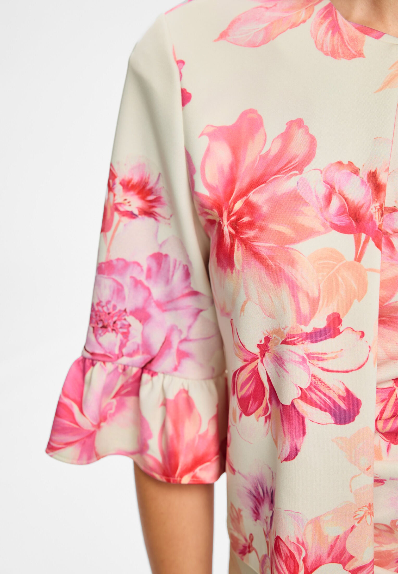 Kastige Jacke aus bedrucktem Scuba mit Rüsche am Ärmelsaum