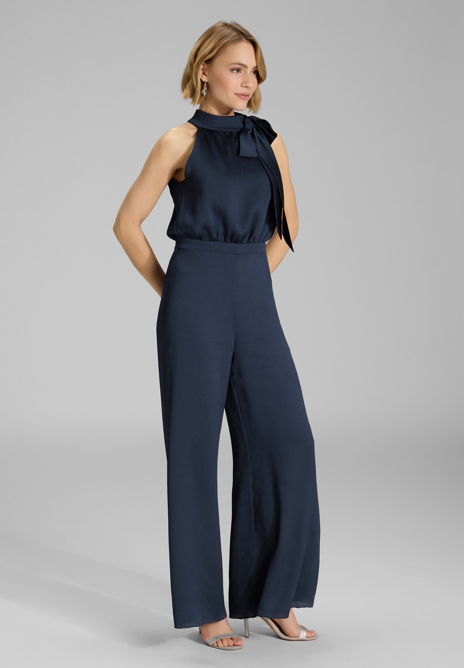 Jumpsuit mit Schluppe aus gehämmertem Satin