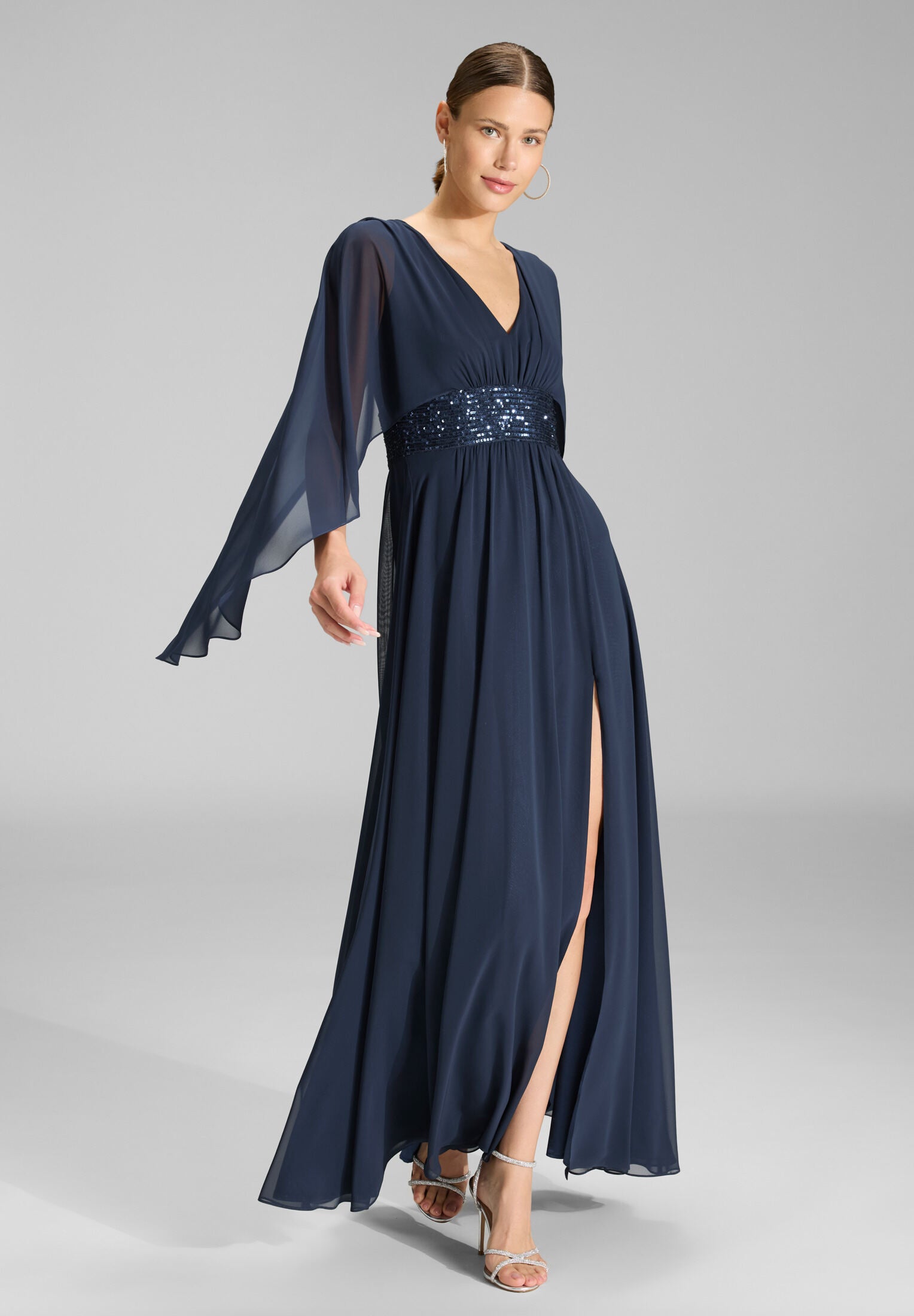 Abendkleid mit Cape aus Chiffon