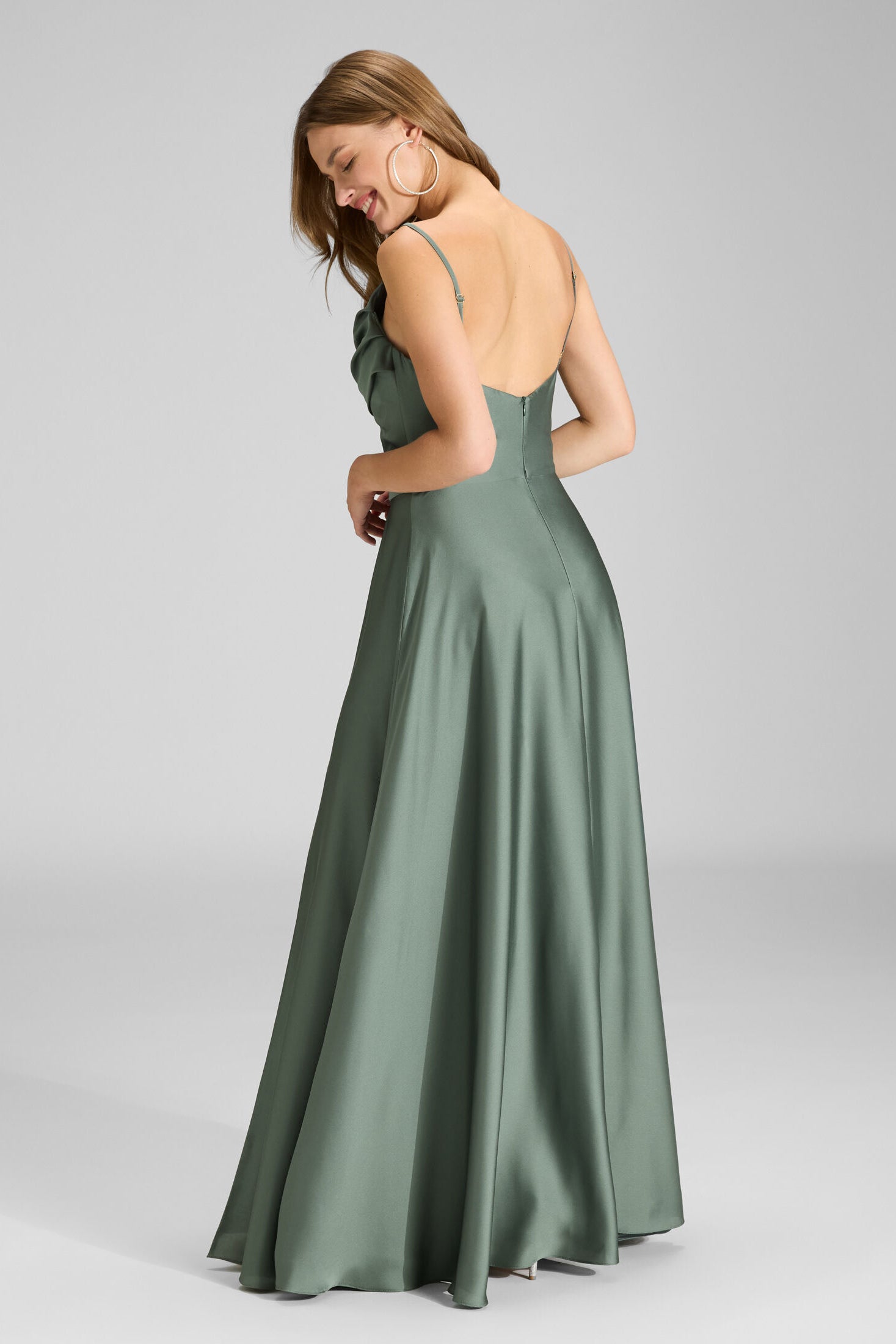Abendkleid aus nachhaltigem Satin mit Wasserfall-Ausschnitt und Beinschlitz