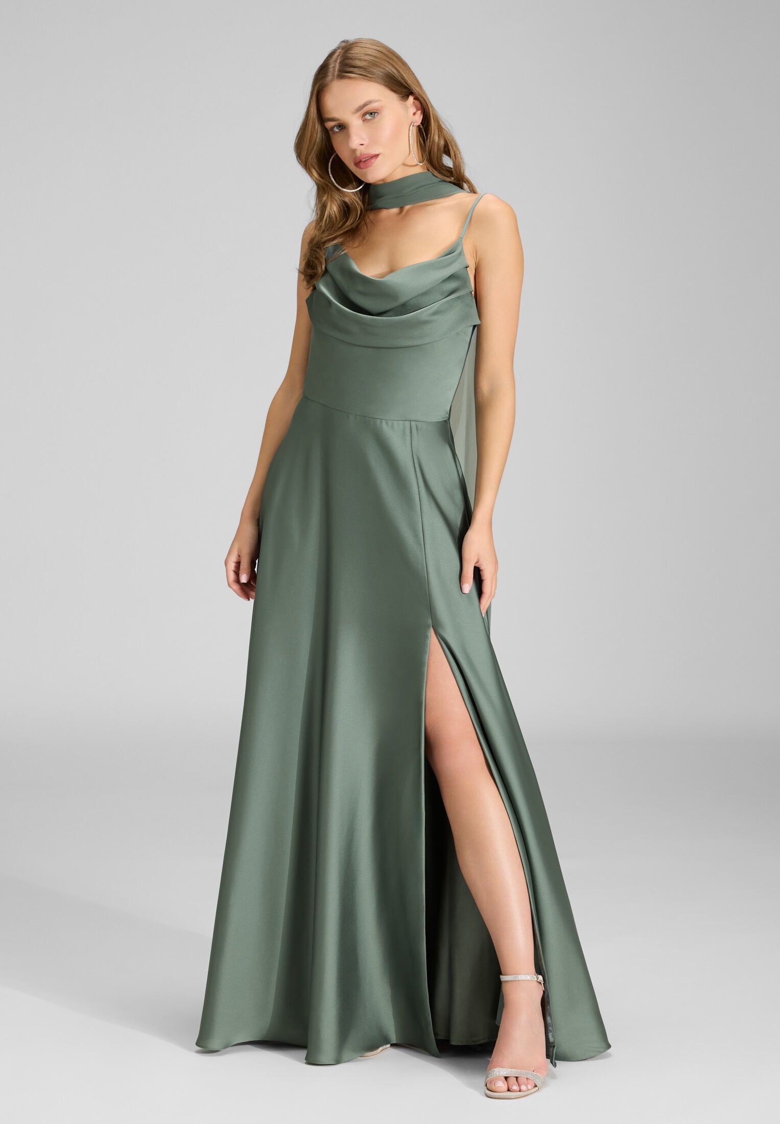 Abendkleid aus nachhaltigem Satin mit Wasserfall-Ausschnitt und Beinschlitz deep slate