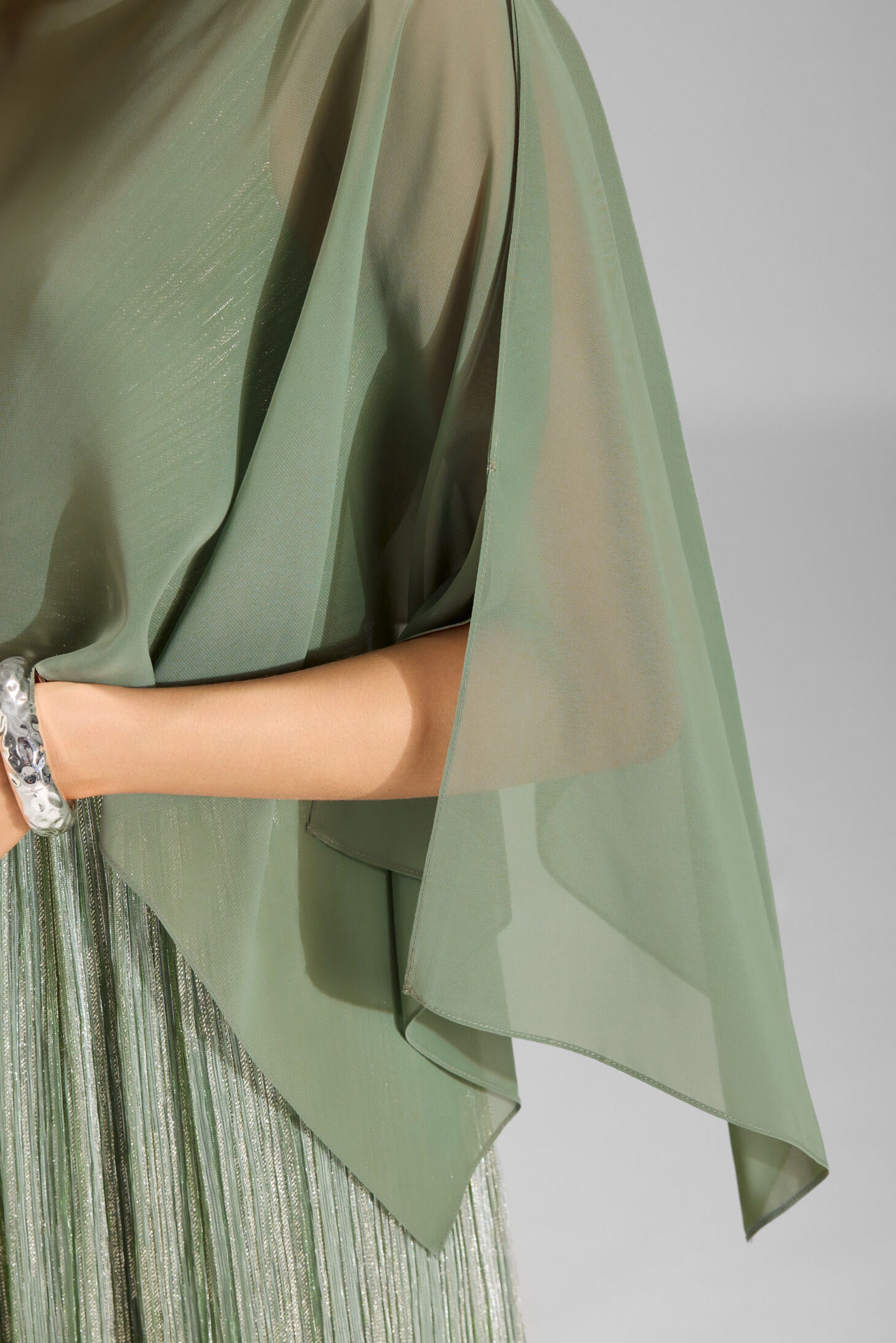 Schlupf-Stola aus Chiffon mit Ärmelschlitzen