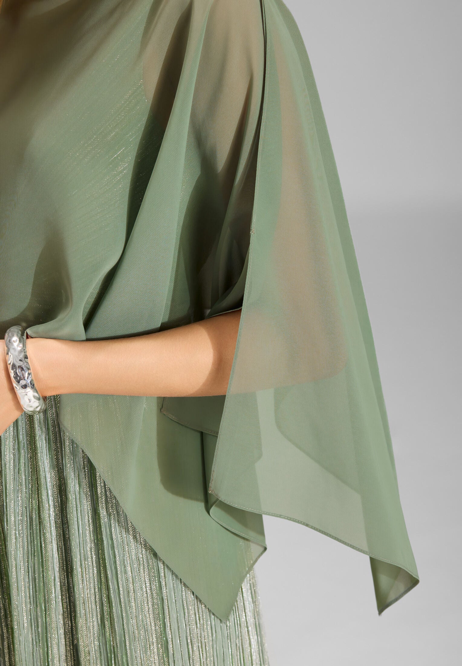 Schlupf-Stola aus Chiffon mit Ärmelschlitzen