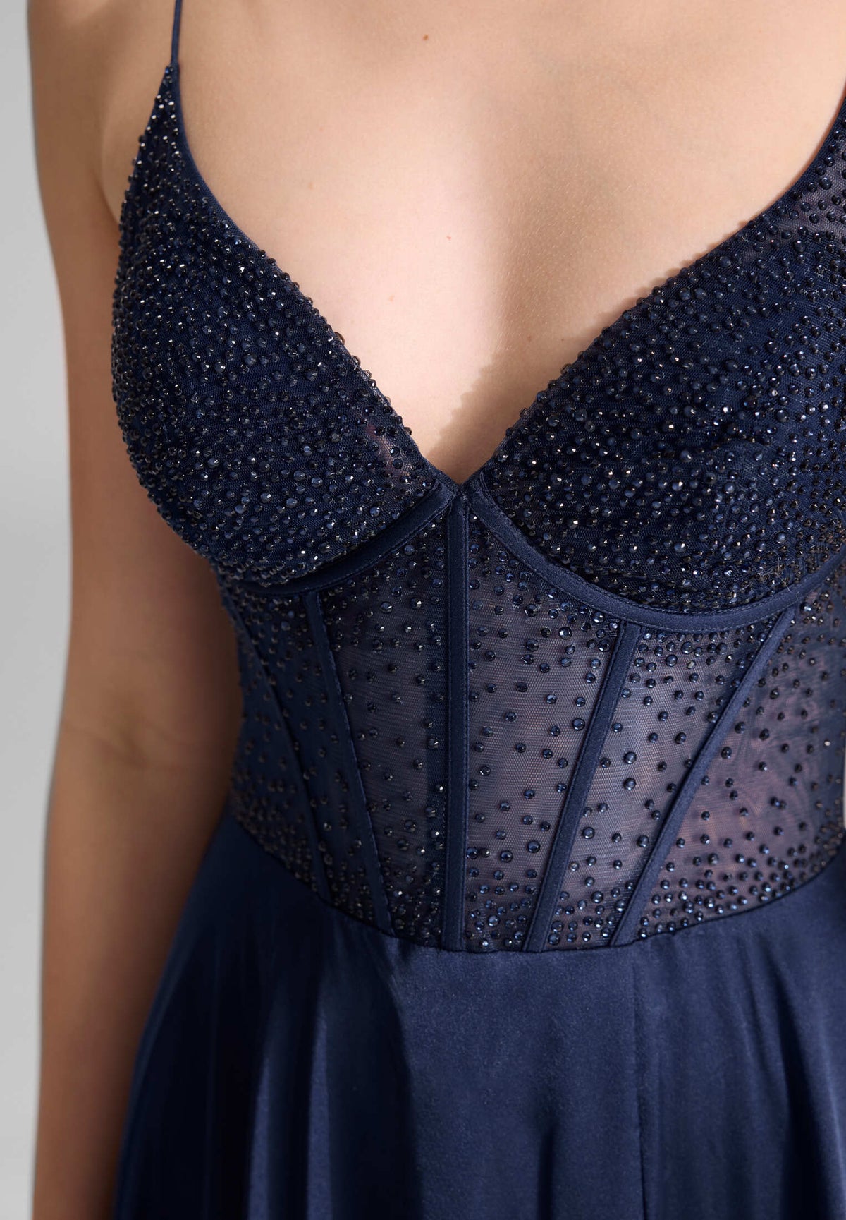 Abendkleid mit Corsagentop und feinen Ziersteinen