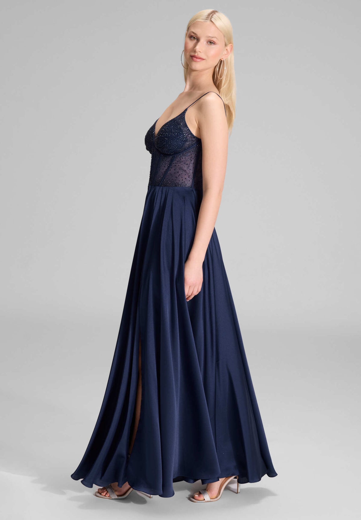 Abendkleid mit Corsagentop und feinen Ziersteinen