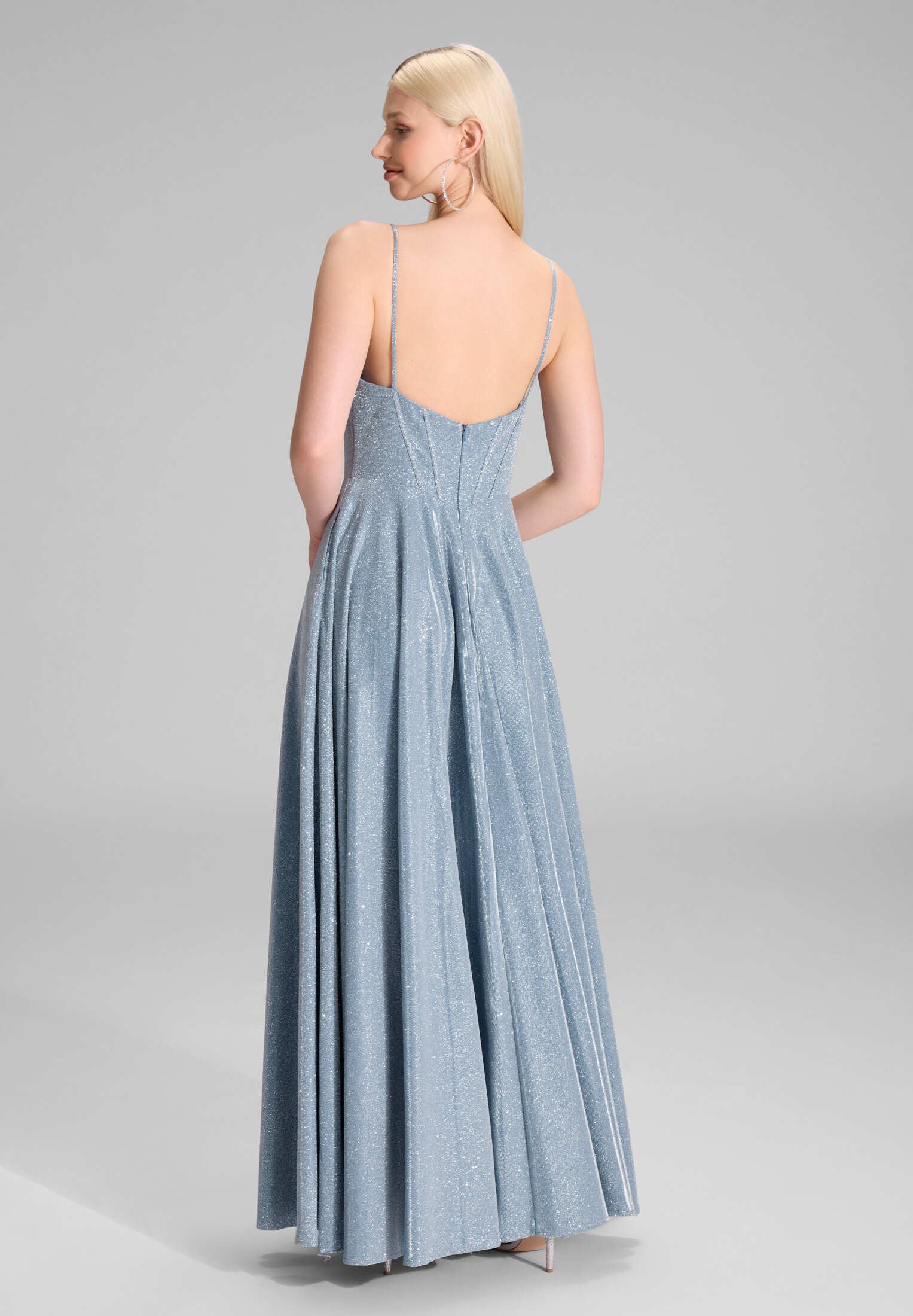 Schimmerndes Abendkleid mit Drapierung