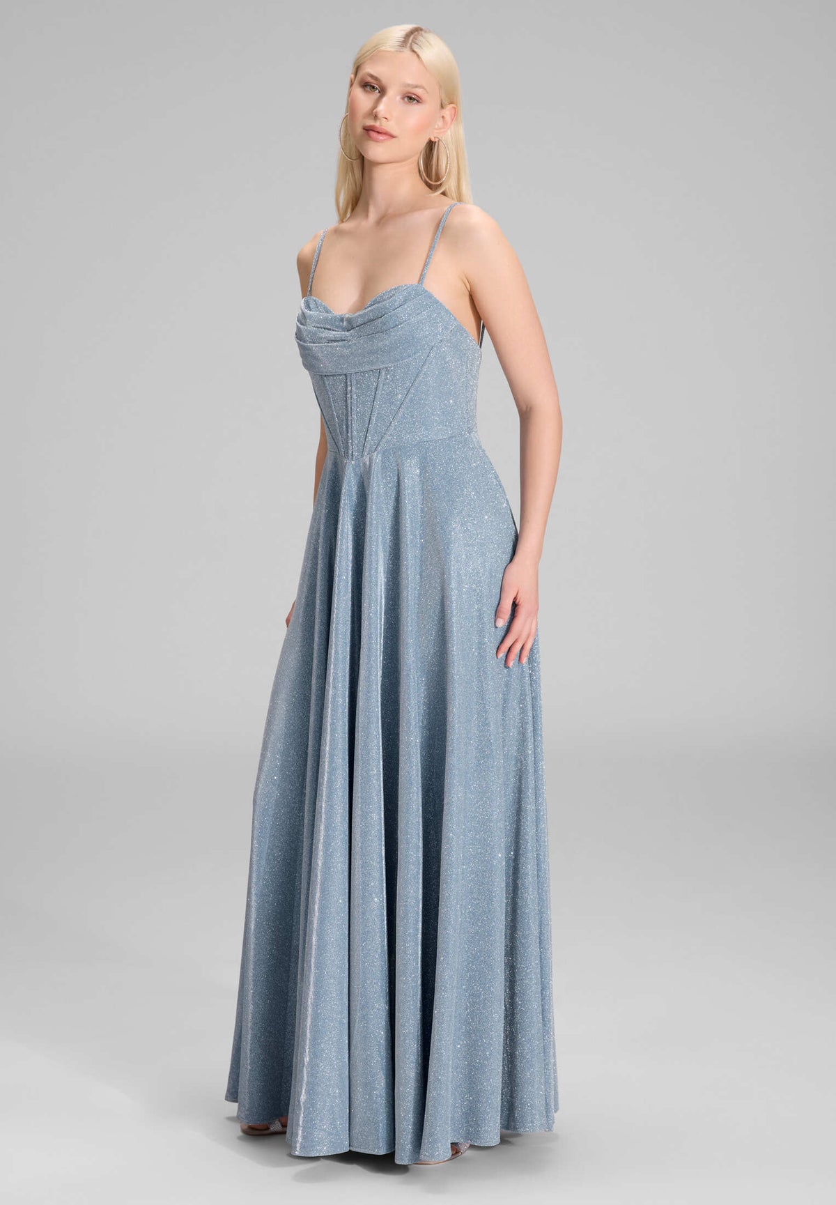 Schimmerndes Abendkleid mit Drapierung