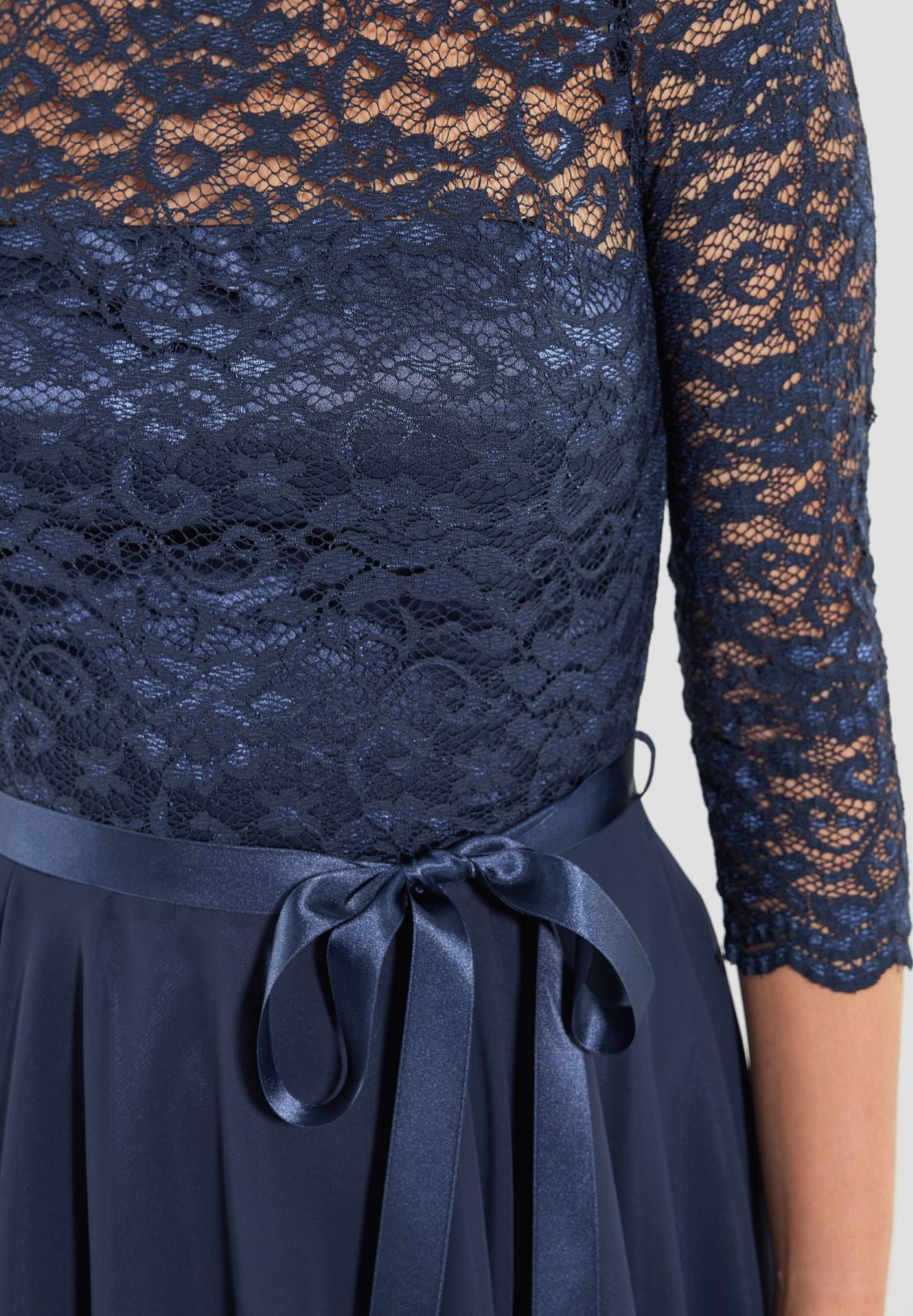 Kleid im zarten Spitzenlook und Dreiviertelarm