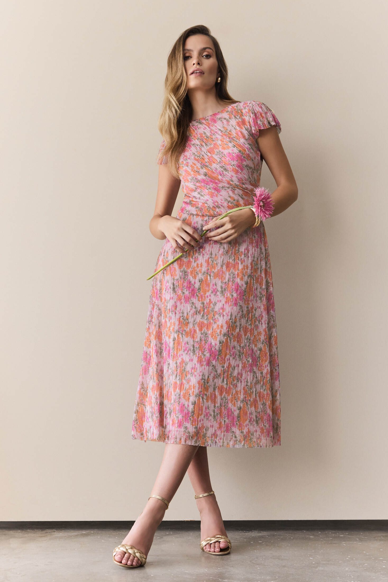 Midi Kleid aus bedrucktem Plissee Jersey mit kurzen Ärmeln raspberry pink | multi