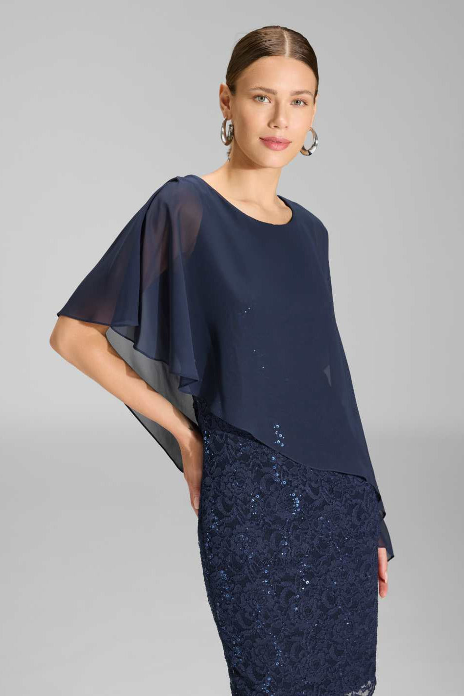 Pailletten-Kleid mit asymmetrischem Chiffon-Überwurf