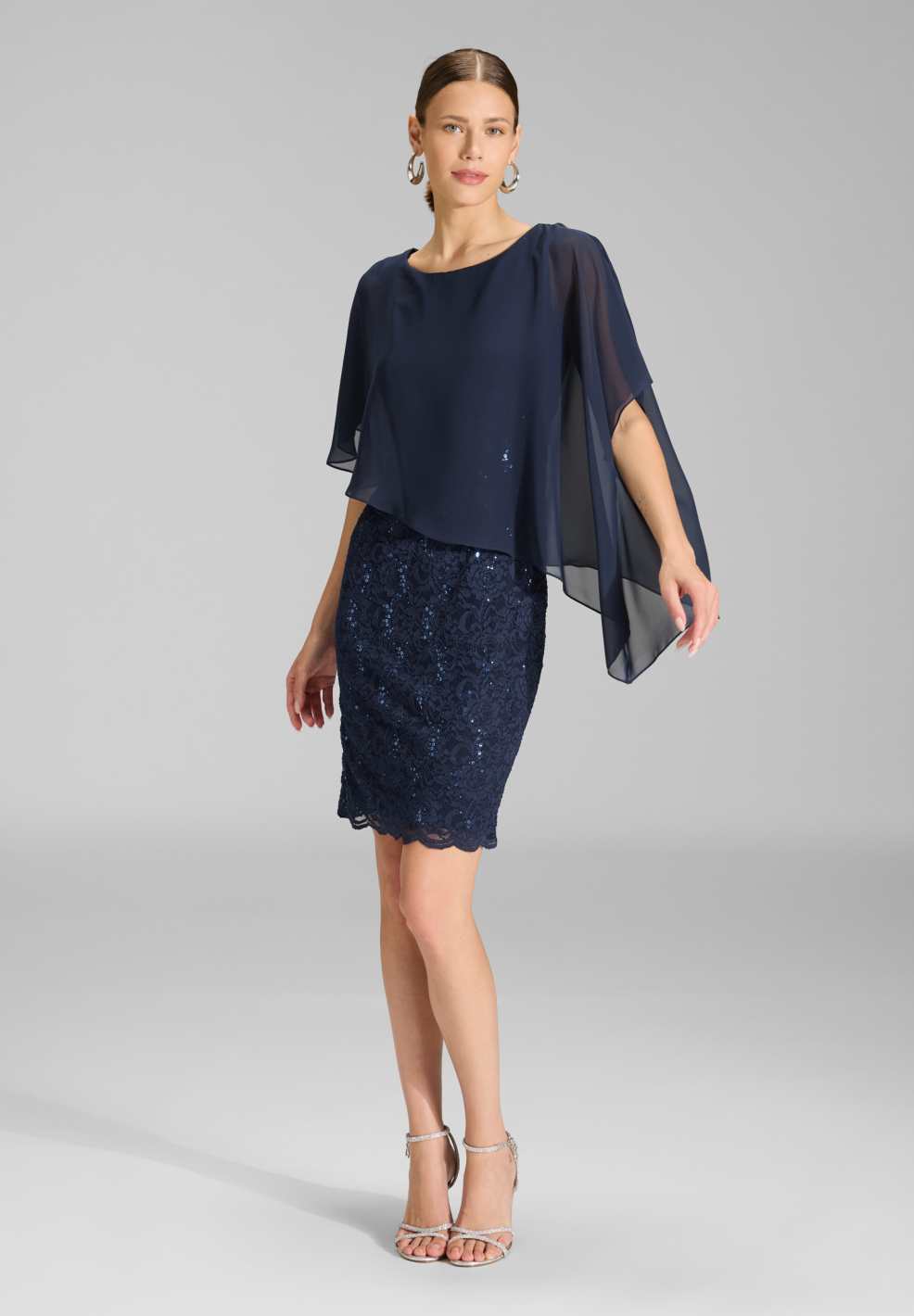 Pailletten-Kleid mit asymmetrischem Chiffon-Überwurf