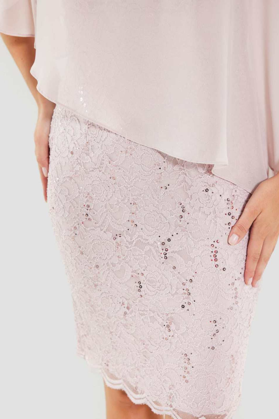 Pailletten-Kleid mit asymmetrischem Chiffon-Überwurf