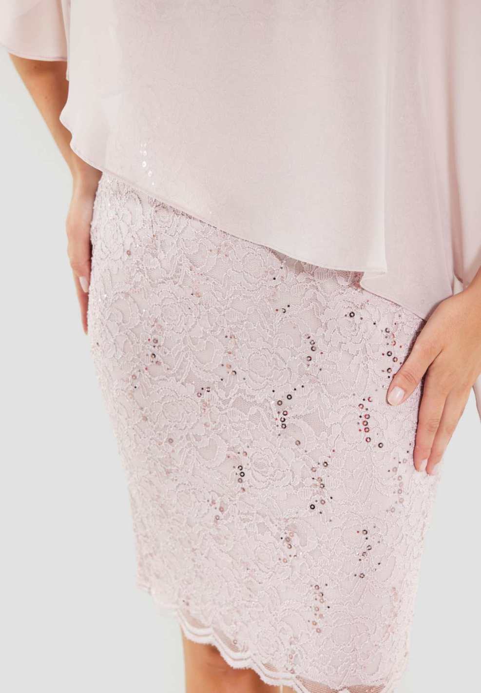 Pailletten-Kleid mit asymmetrischem Chiffon-Überwurf