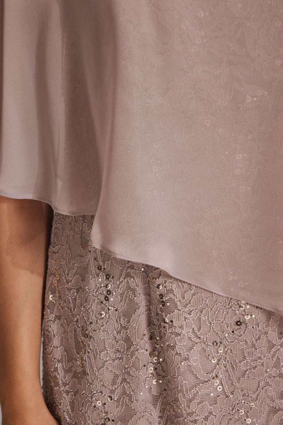 Pailletten-Kleid mit asymmetrischem Chiffon-Überwurf