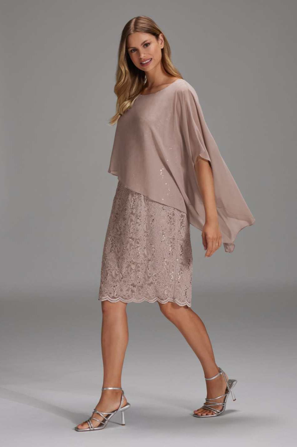 Pailletten-Kleid mit asymmetrischem Chiffon-Überwurf