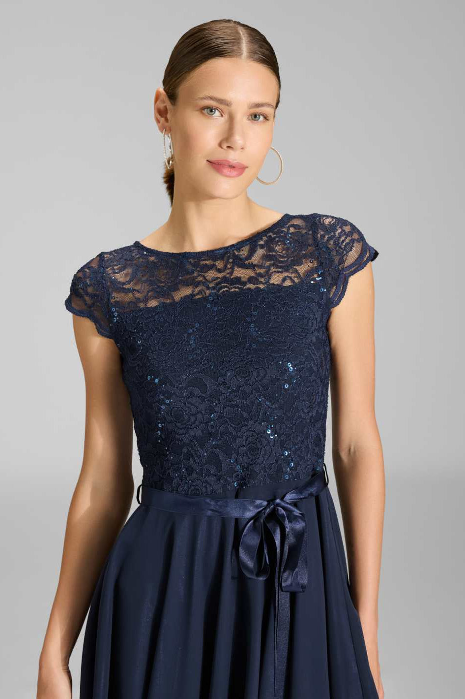 Kleid mit paillettenbesetztem Spitzenoberteil