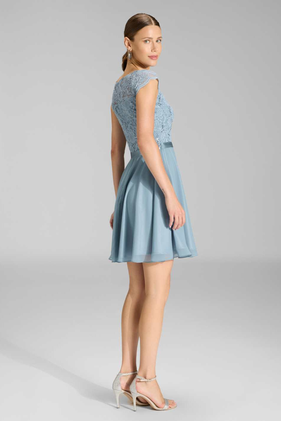 Kleid mit paillettenbesetztem Spitzenoberteil