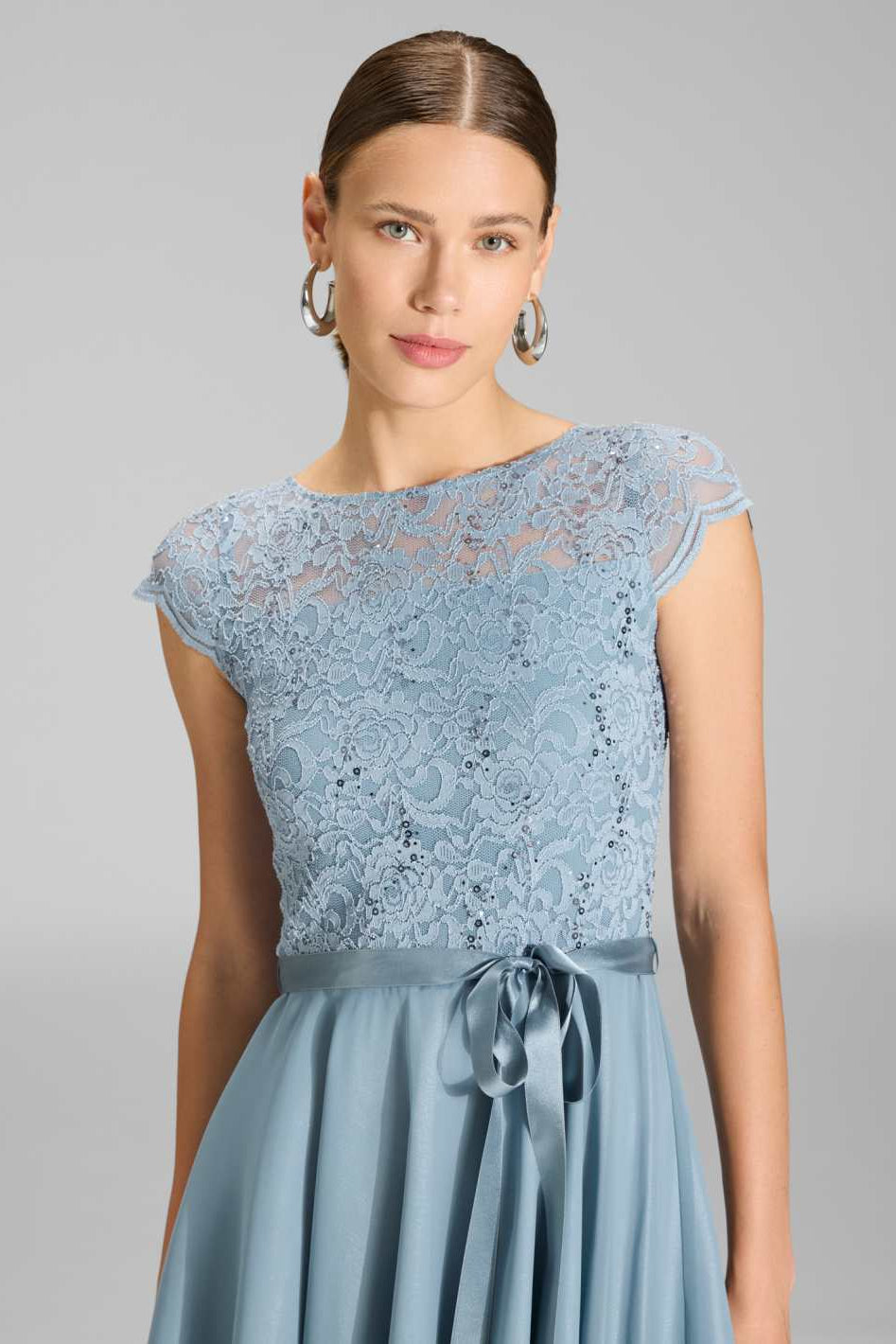 Kleid mit paillettenbesetztem Spitzenoberteil