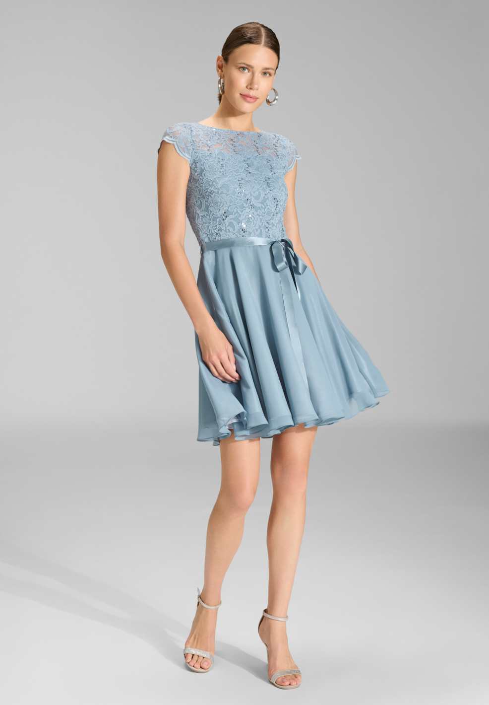 Kleid mit paillettenbesetztem Spitzenoberteil