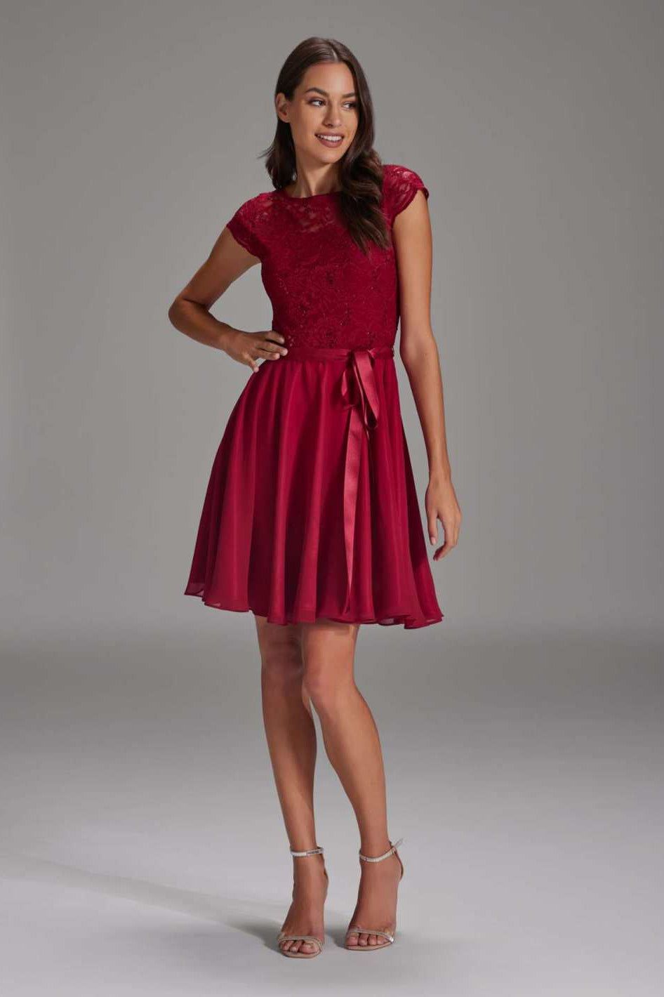 Kleid mit paillettenbesetztem Spitzenoberteil rio red