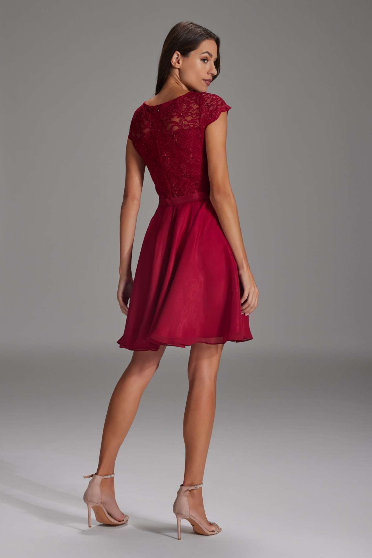 Kleid mit paillettenbesetztem Spitzenoberteil