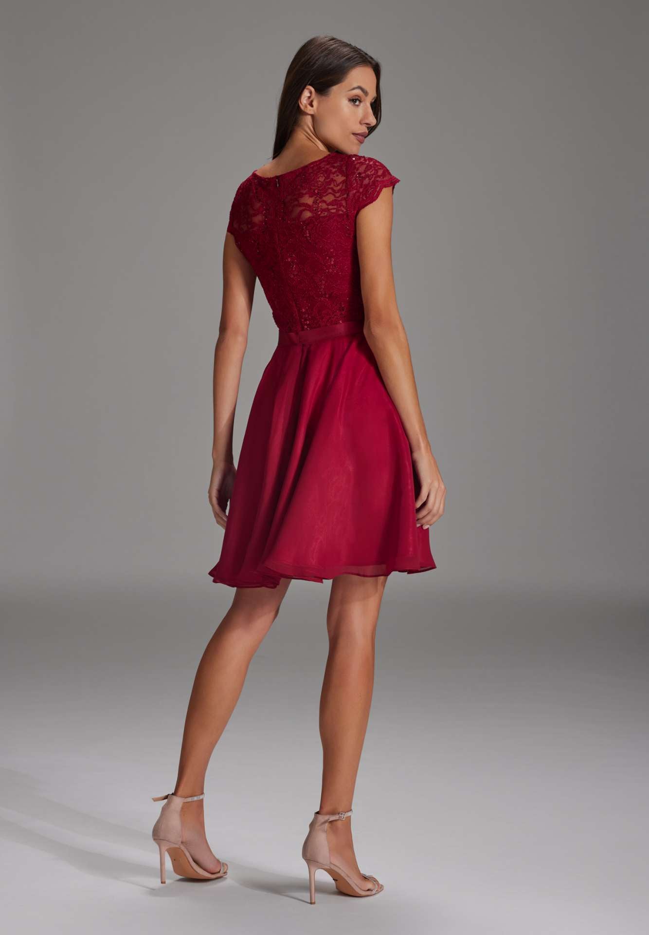 Kleid mit paillettenbesetztem Spitzenoberteil