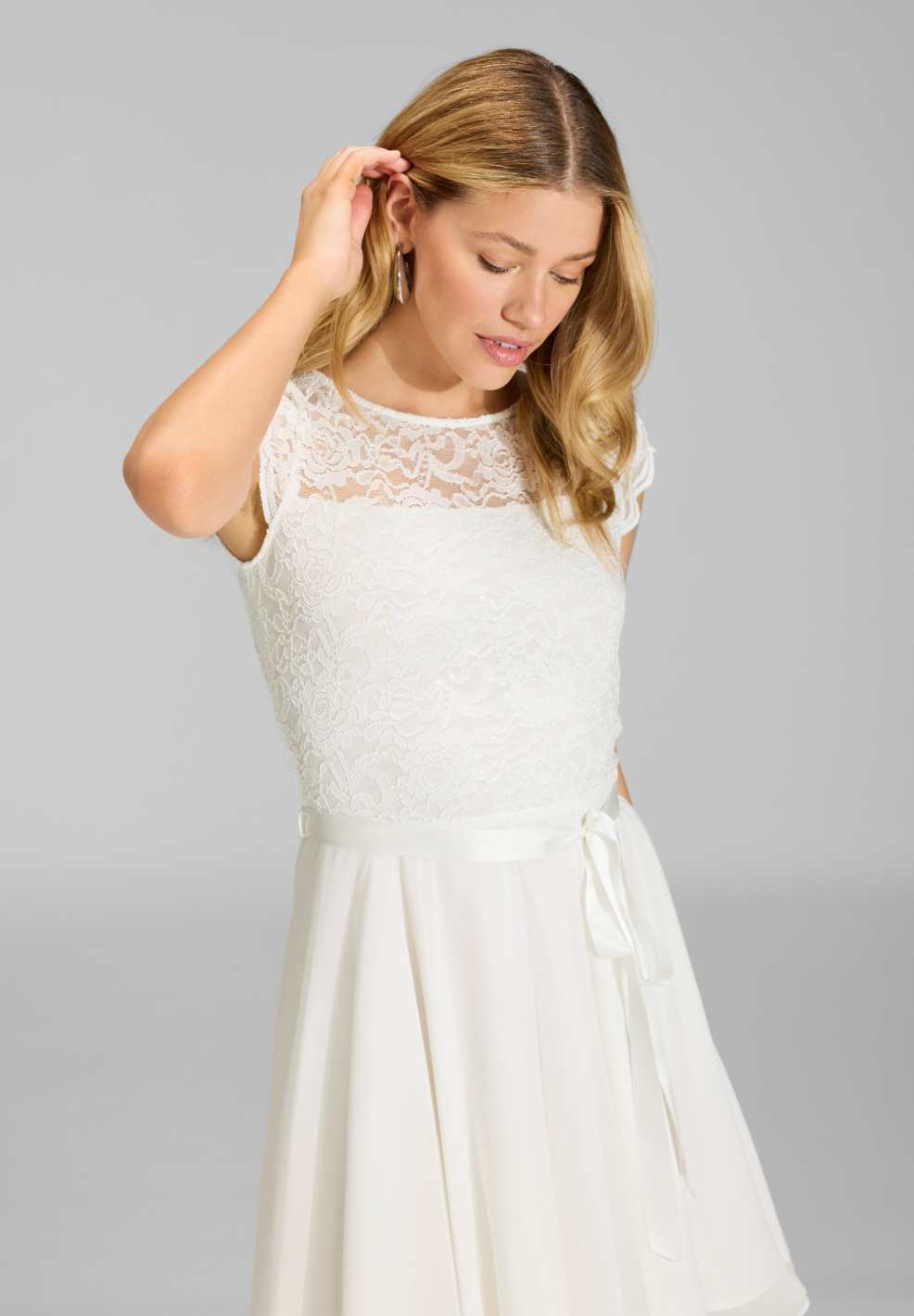 Kleid mit paillettenbesetztem Spitzenoberteil