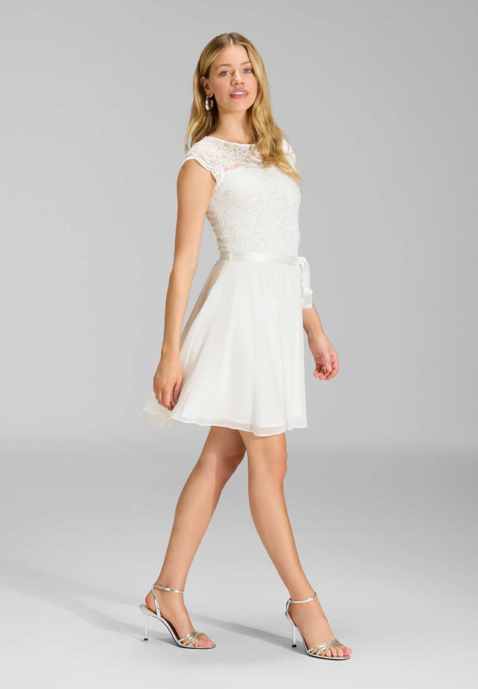 Kleid mit paillettenbesetztem Spitzenoberteil