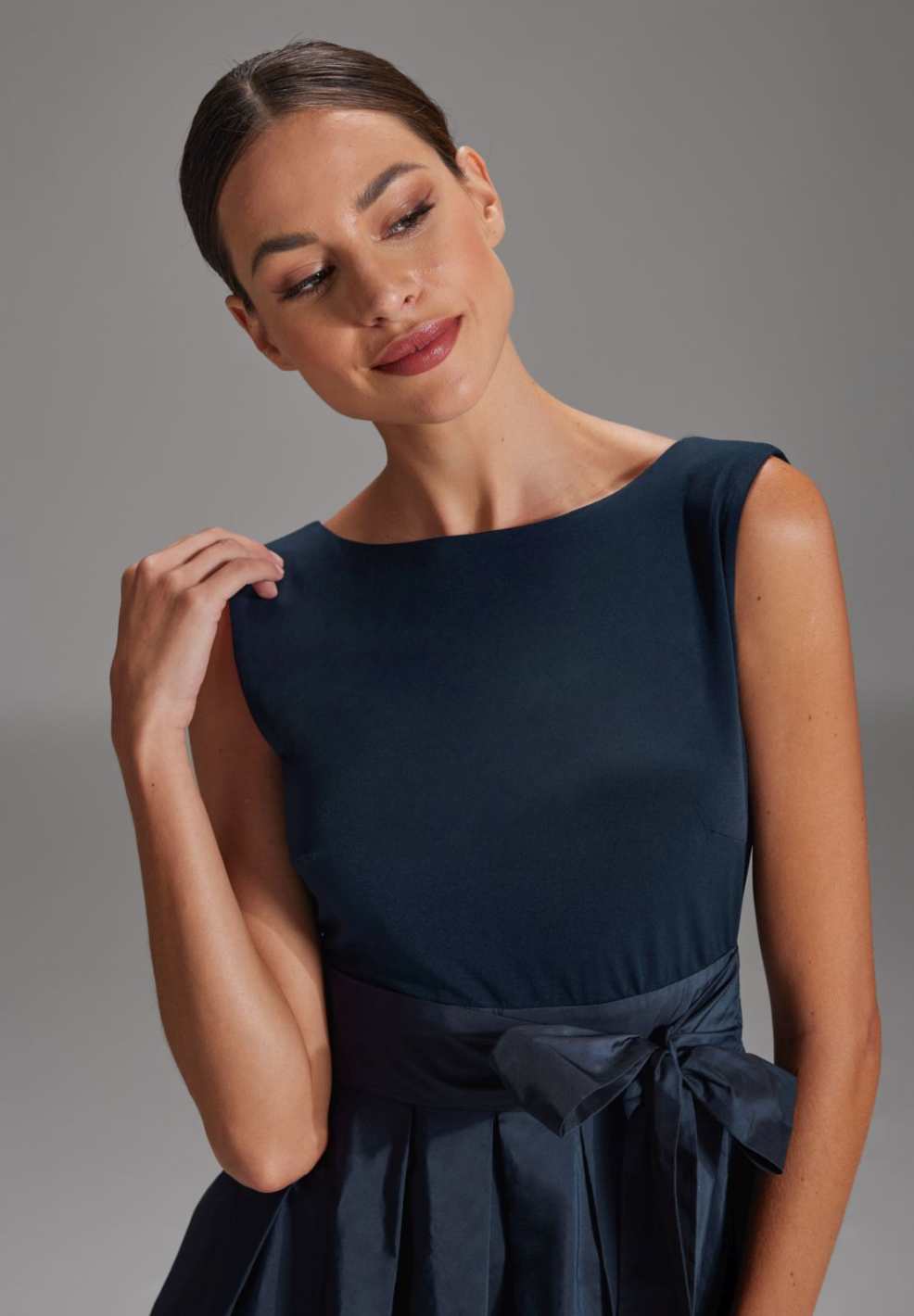 Kurzes Kleid mit Taft Rock