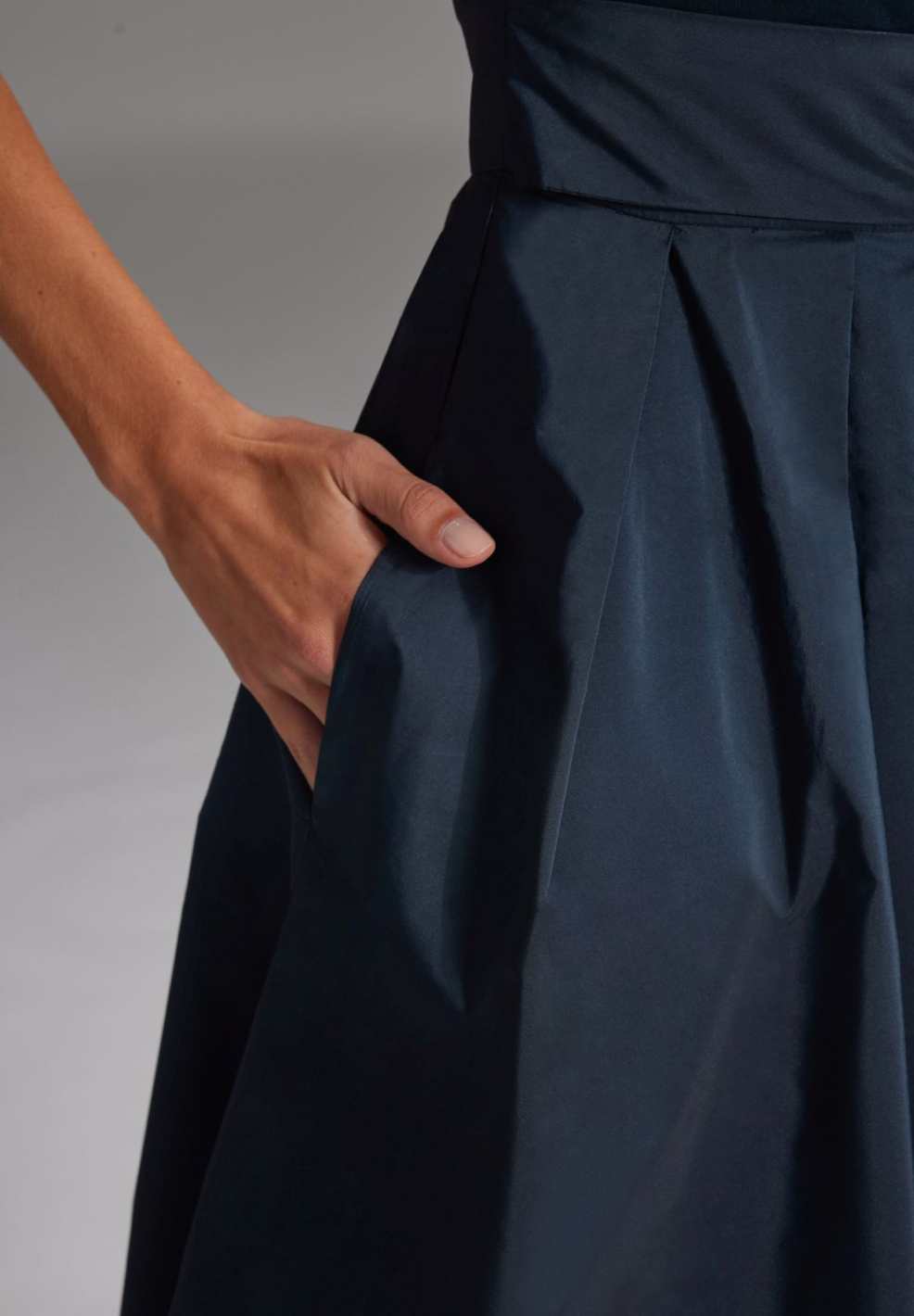 Kurzes Kleid mit Taft Rock