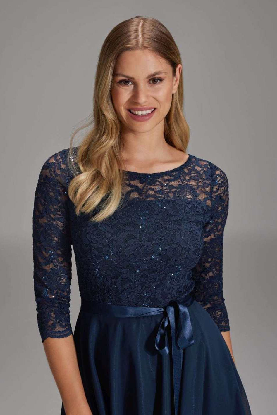 Kleid mit paillettenbesetztem Spitzenoberteil