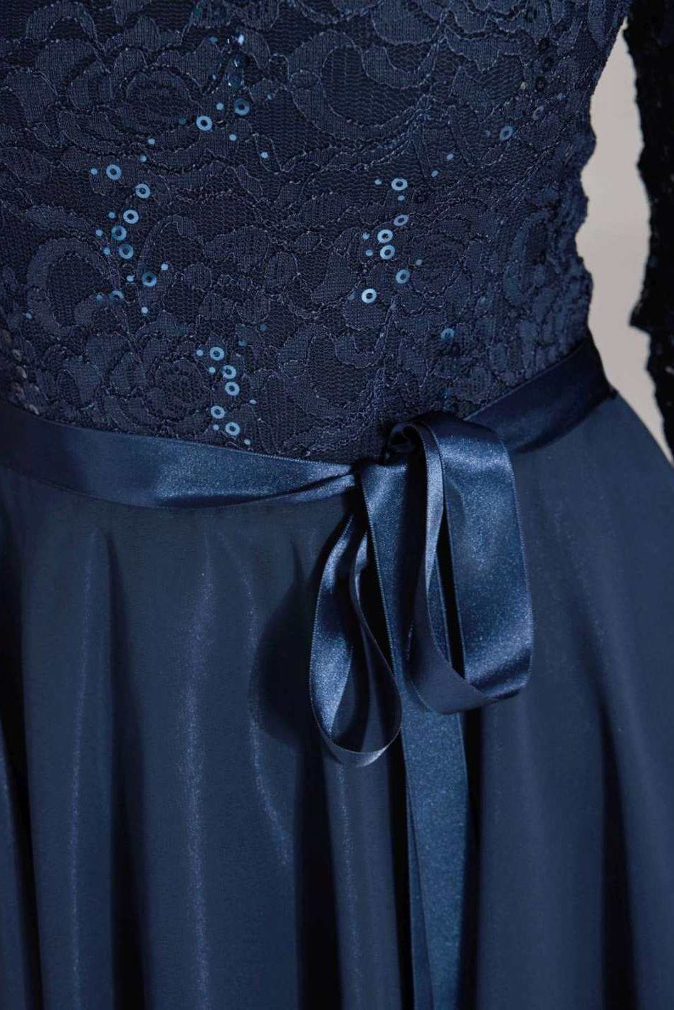 Kleid mit paillettenbesetztem Spitzenoberteil