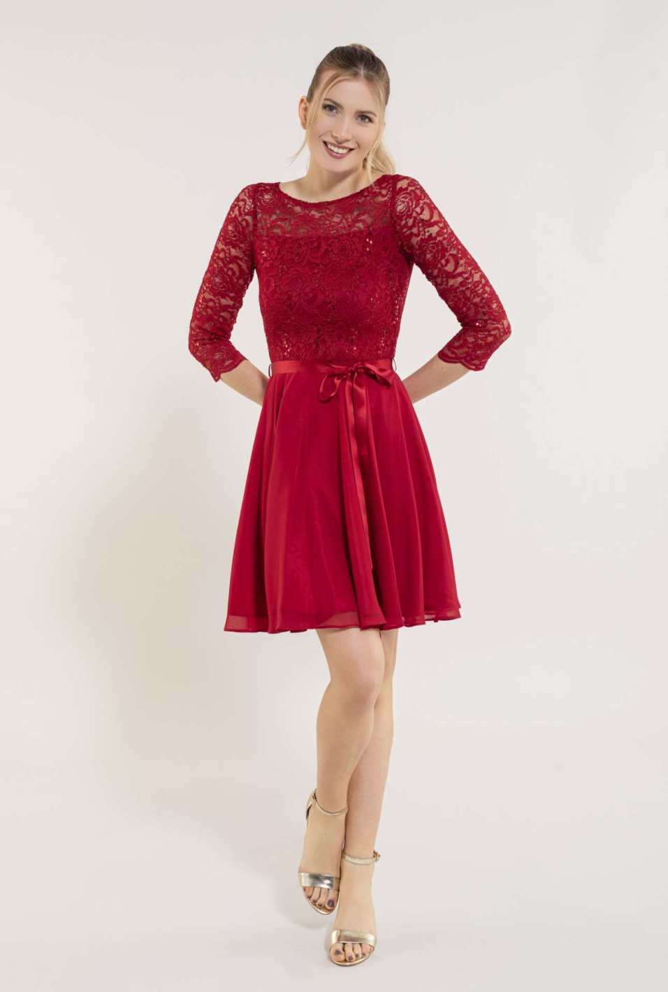 Kleid mit paillettenbesetztem Spitzenoberteil