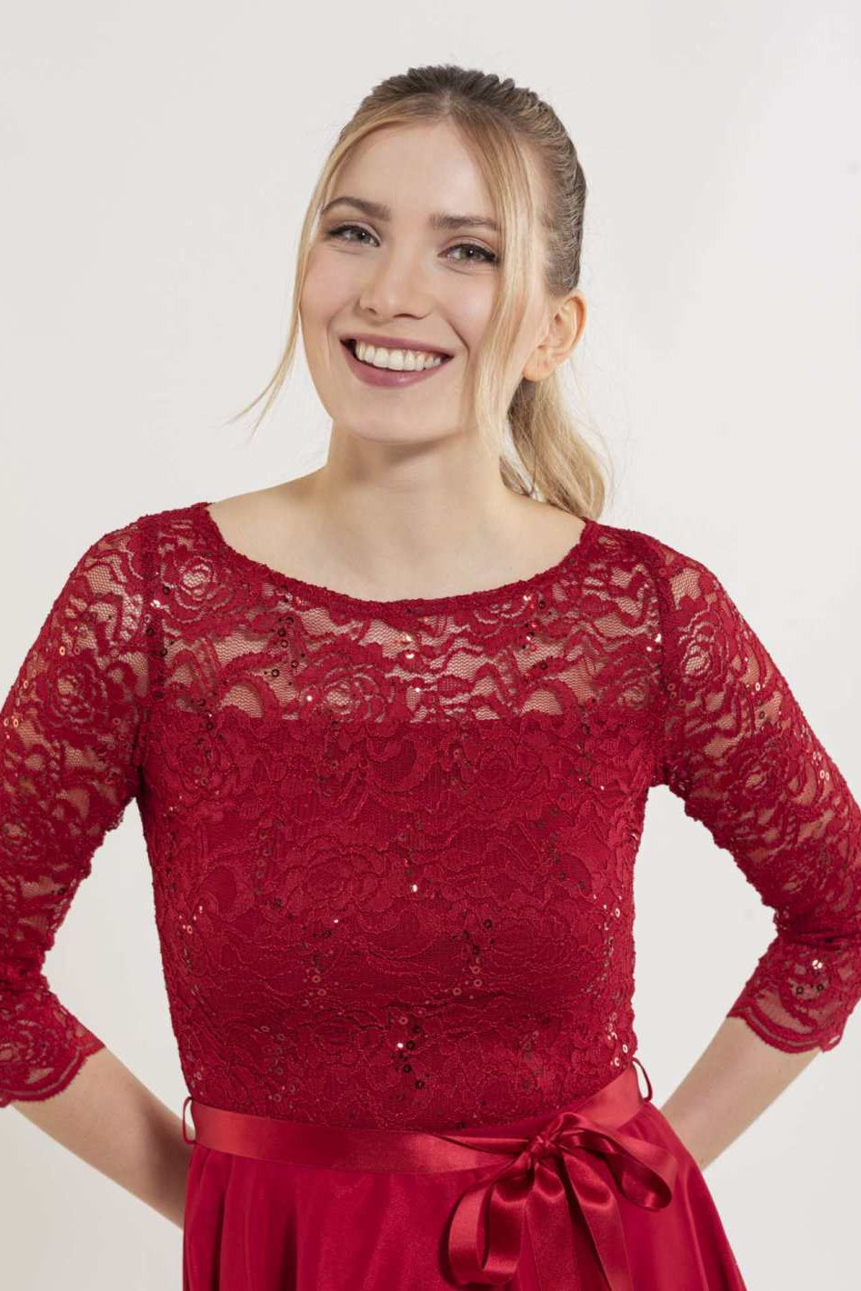 Kleid mit paillettenbesetztem Spitzenoberteil