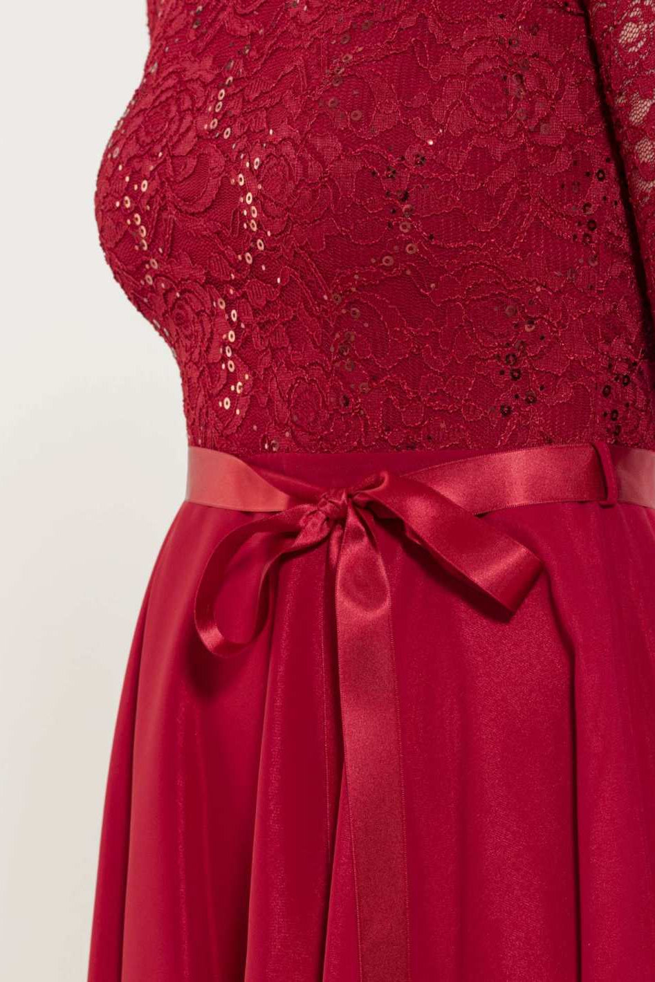 Kleid mit paillettenbesetztem Spitzenoberteil