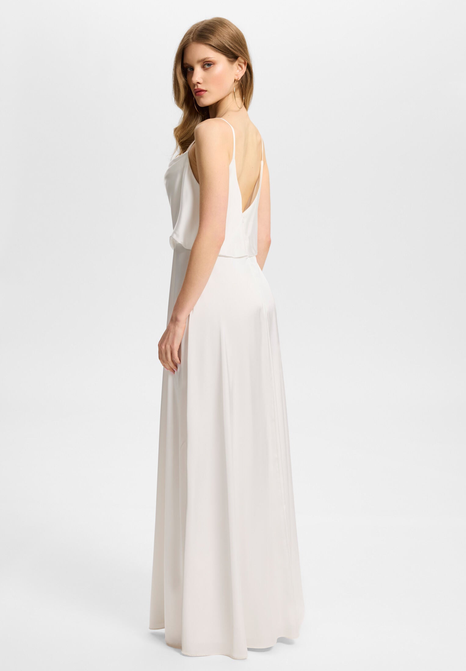 Abendkleid aus Satin mit angedeutetem Wasserfallausschnitt