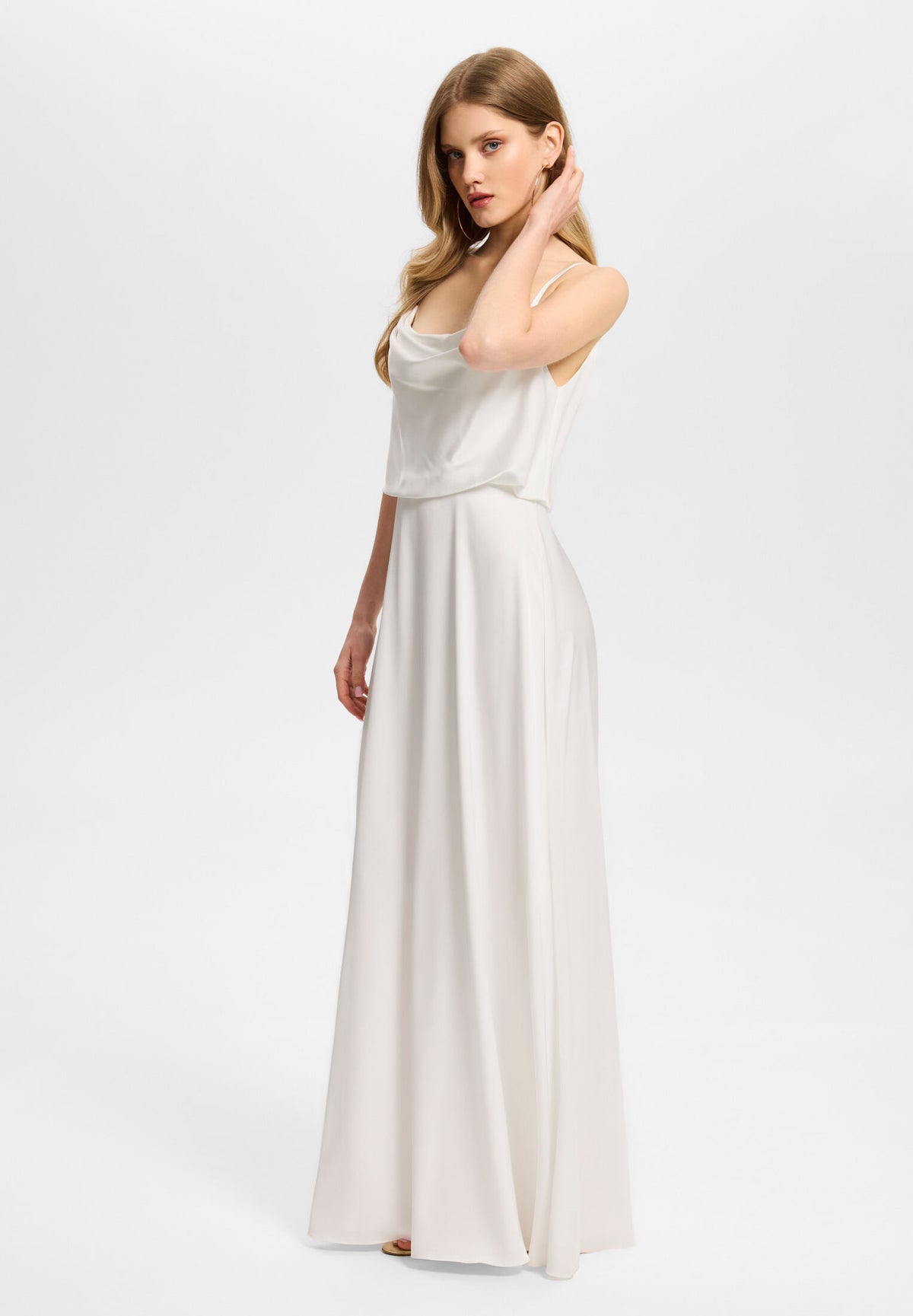Abendkleid aus Satin mit angedeutetem Wasserfallausschnitt